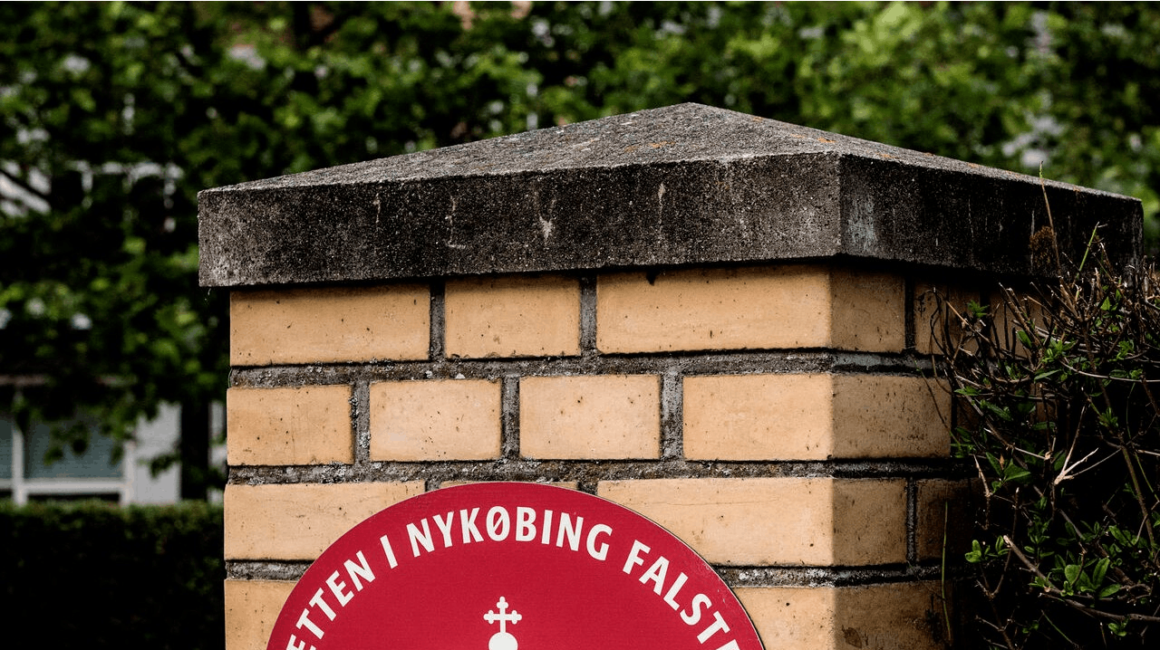 De alvorligste anklager er mod den 32-årige mand, som er tiltalt for blandt andet adskillige voldtægter af tre kvinder, mens den yngre mand anklages for vold og mishandling af to kvinder.