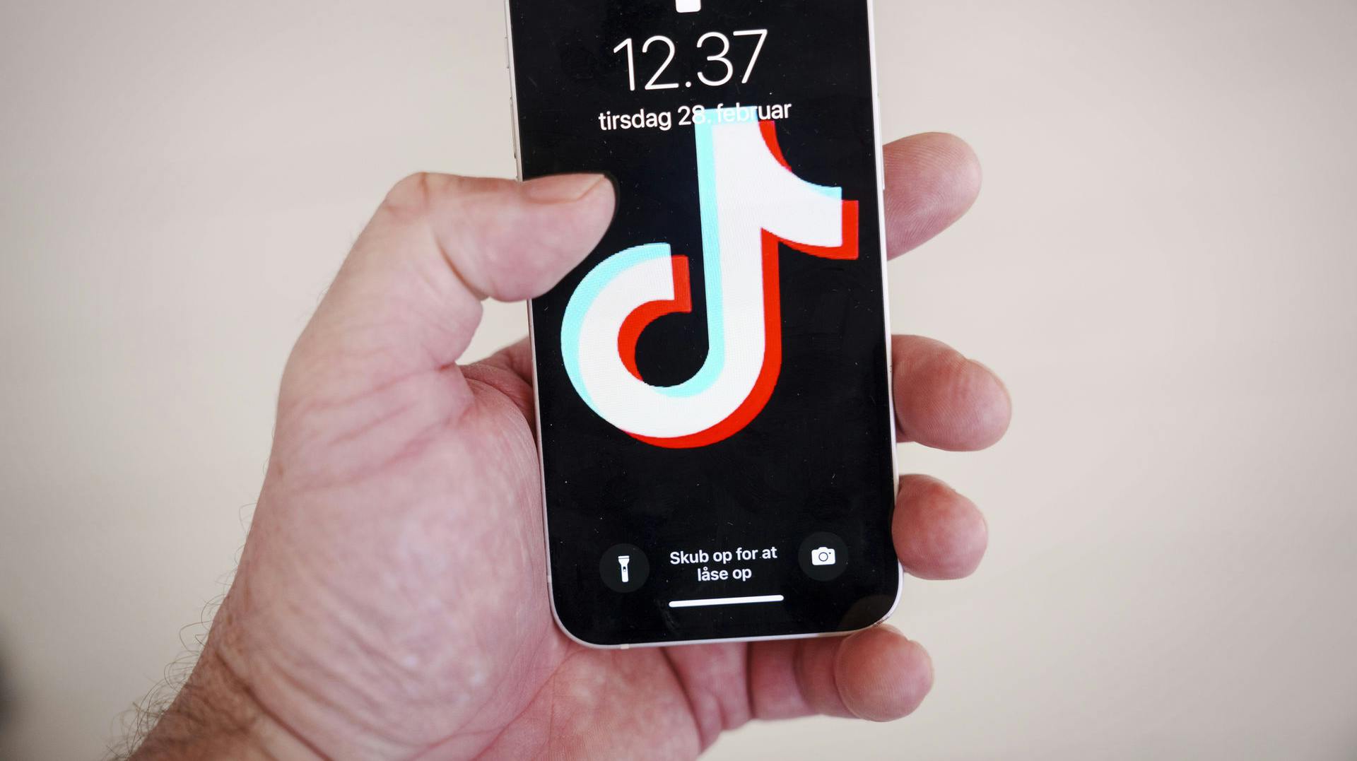 TikTok er også en populær app blandt danske unge. I USA viser en rapport, at de amerikanske unge mennesker bruger appen mere end en time om dagen.