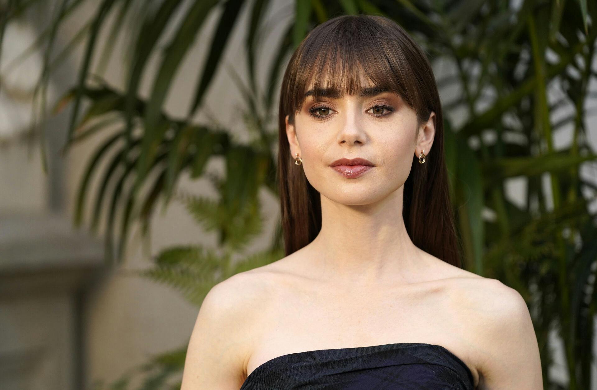 Lily Collins blev gift med sin mand, Charles Malcolm McDowell, i 2021. 