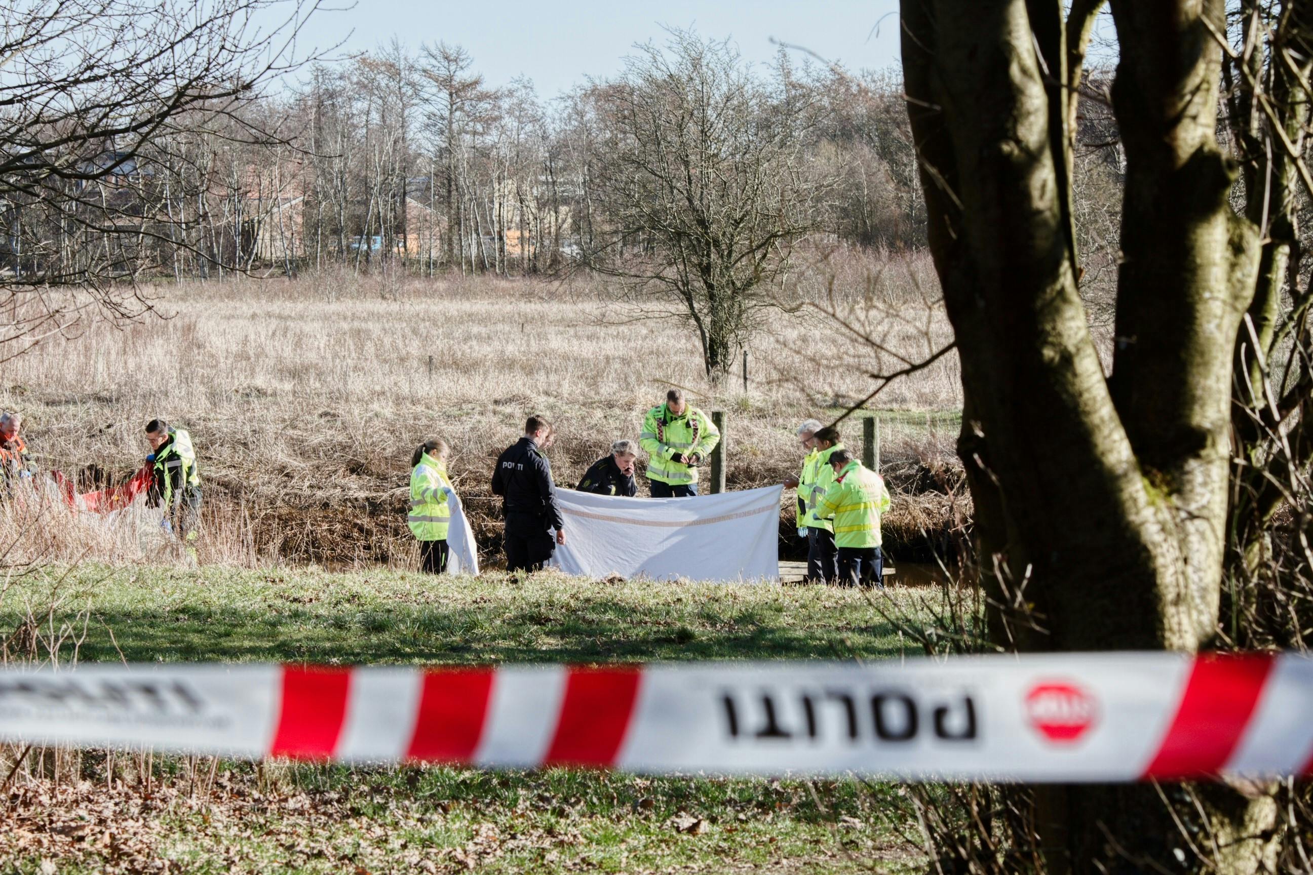 Politiet til stede ved Varde Å torsdag efter fundet af en døds mandsperson - det viser sig nu at være den savnede Mads Ehmsen.
