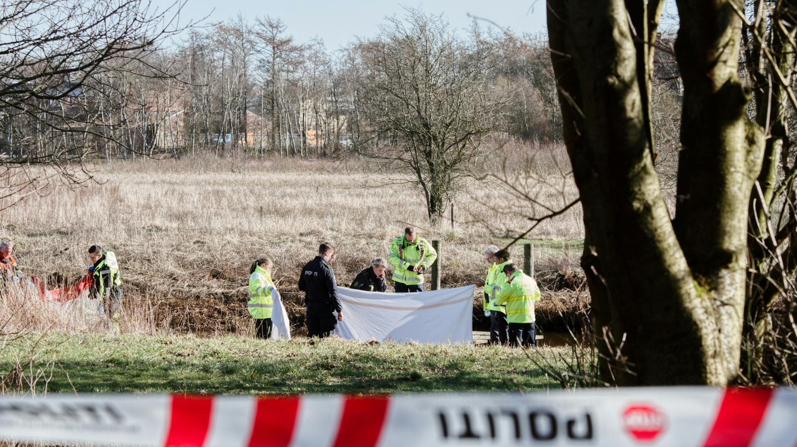 Politiet til stede ved Varde Å torsdag efter fundet af en døds mandsperson - det viser sig nu at være den savnede Mads Ehmsen.