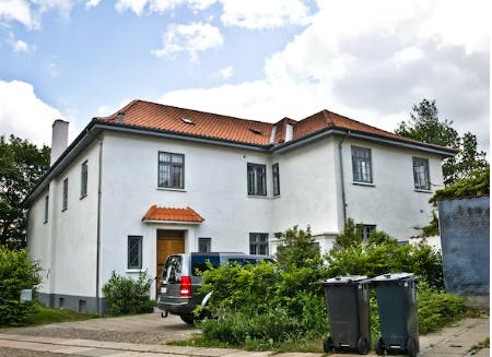 I sommeren 2020 købte parret villaen her for 31,5 millioner kroner. 