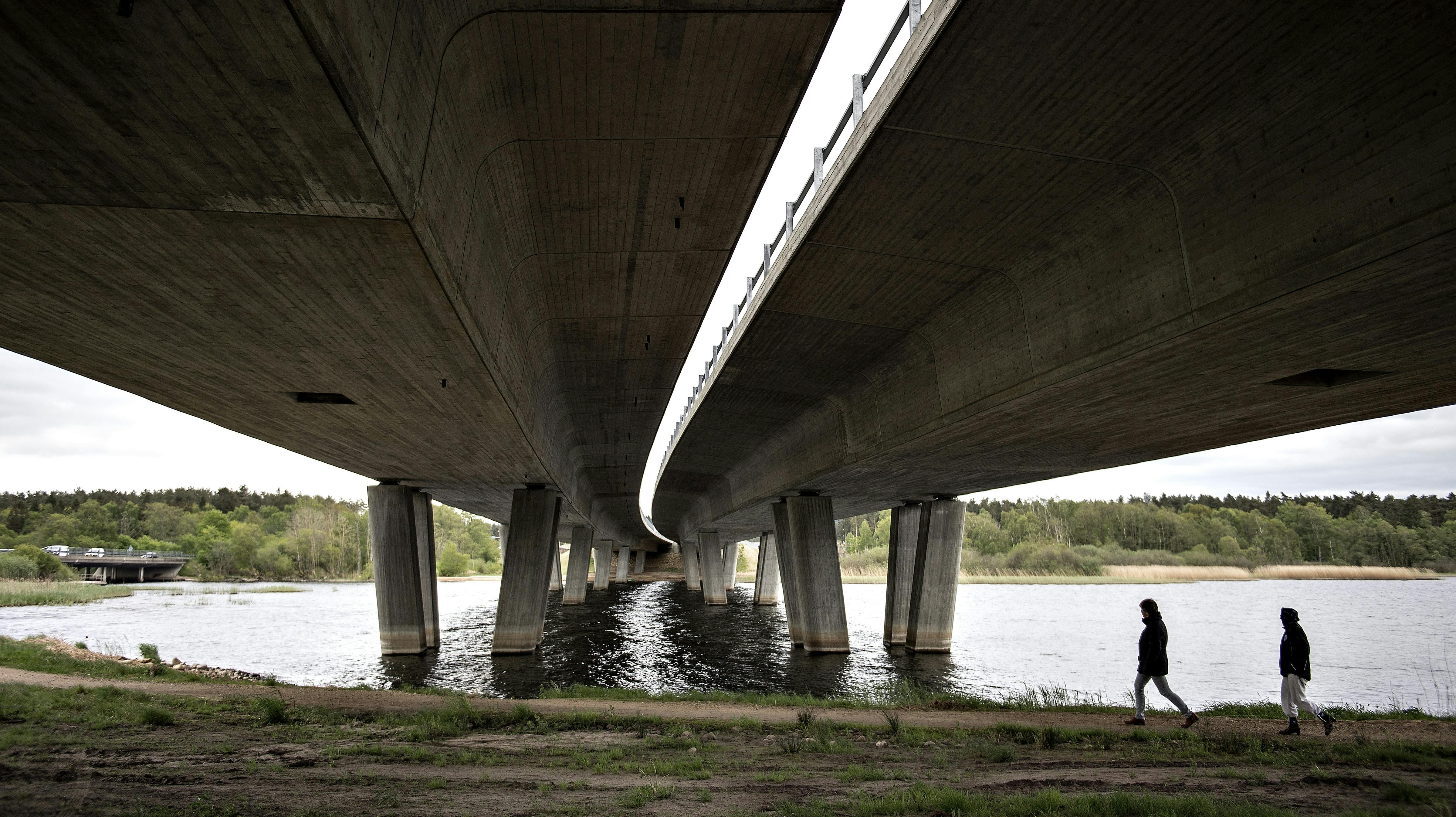  Her ses motorvejsbroen over Gudenåen lige før Silkeborg by.