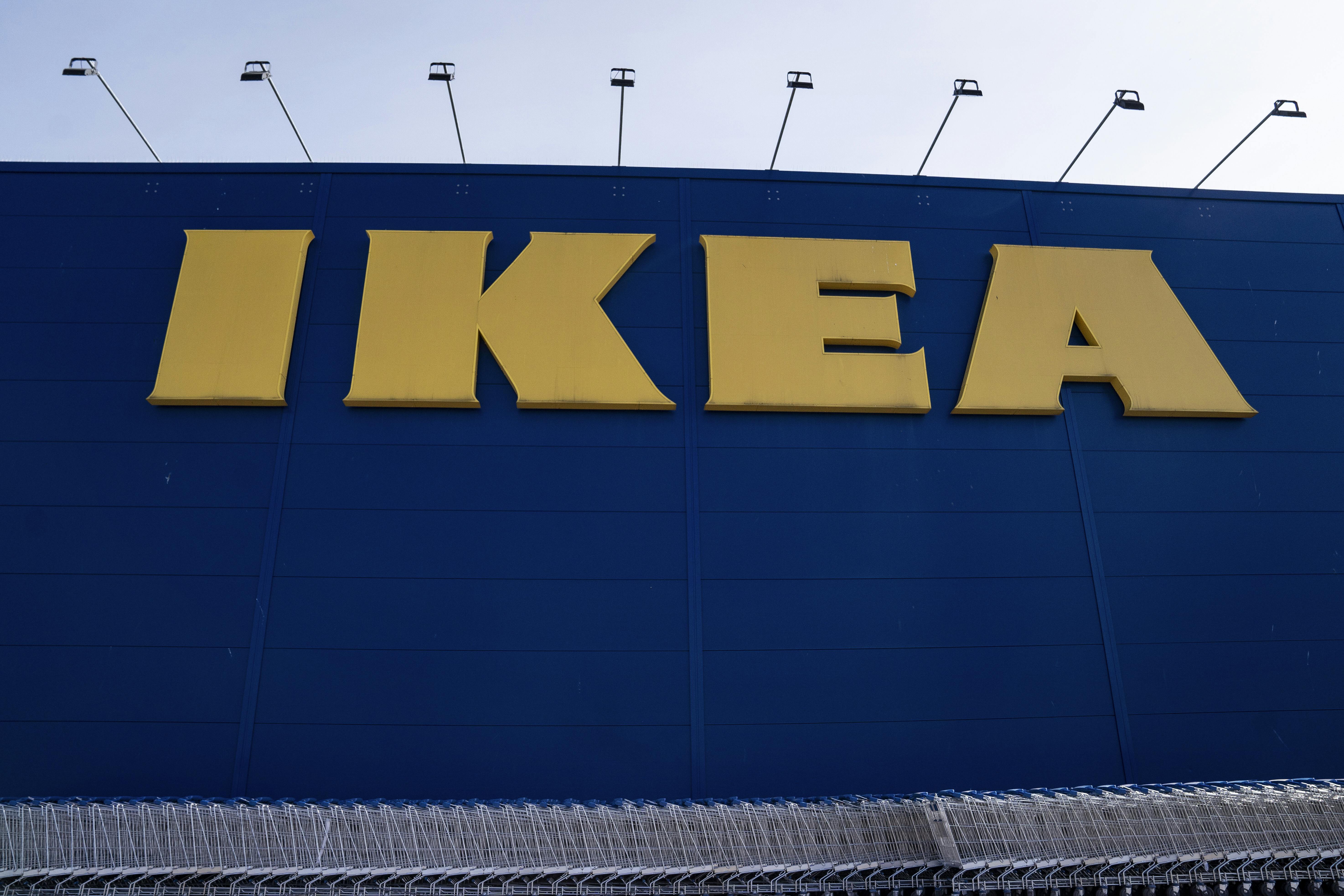 Ikea søger cirka 300 medarbejdere til deres nye varehus. Imens sløjfer Coop Irma-kæden, som har cirka 2000 ansatte.