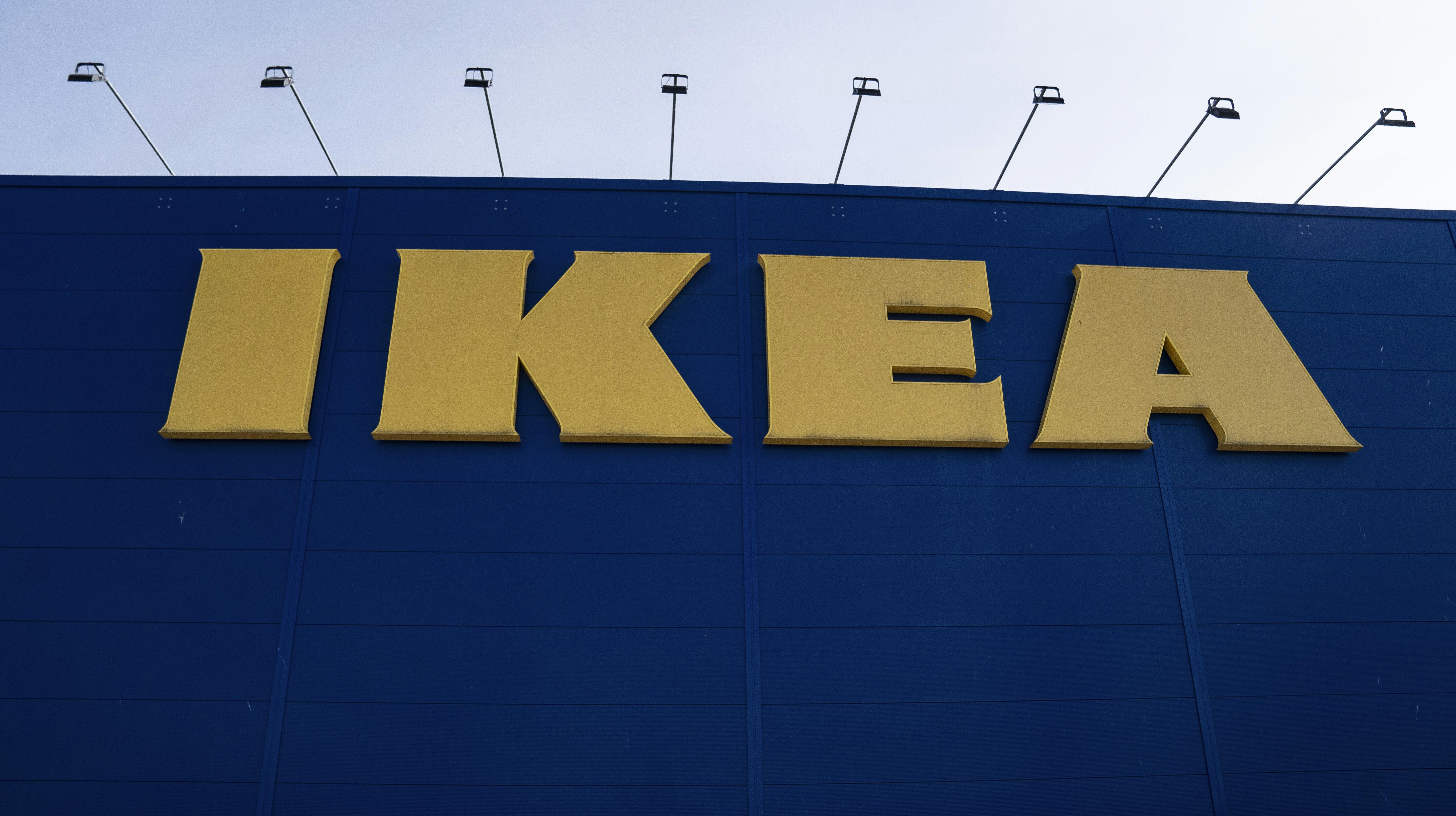 Ikea søger cirka 300 medarbejdere til deres nye varehus. Imens sløjfer Coop Irma-kæden, som har cirka 2000 ansatte.