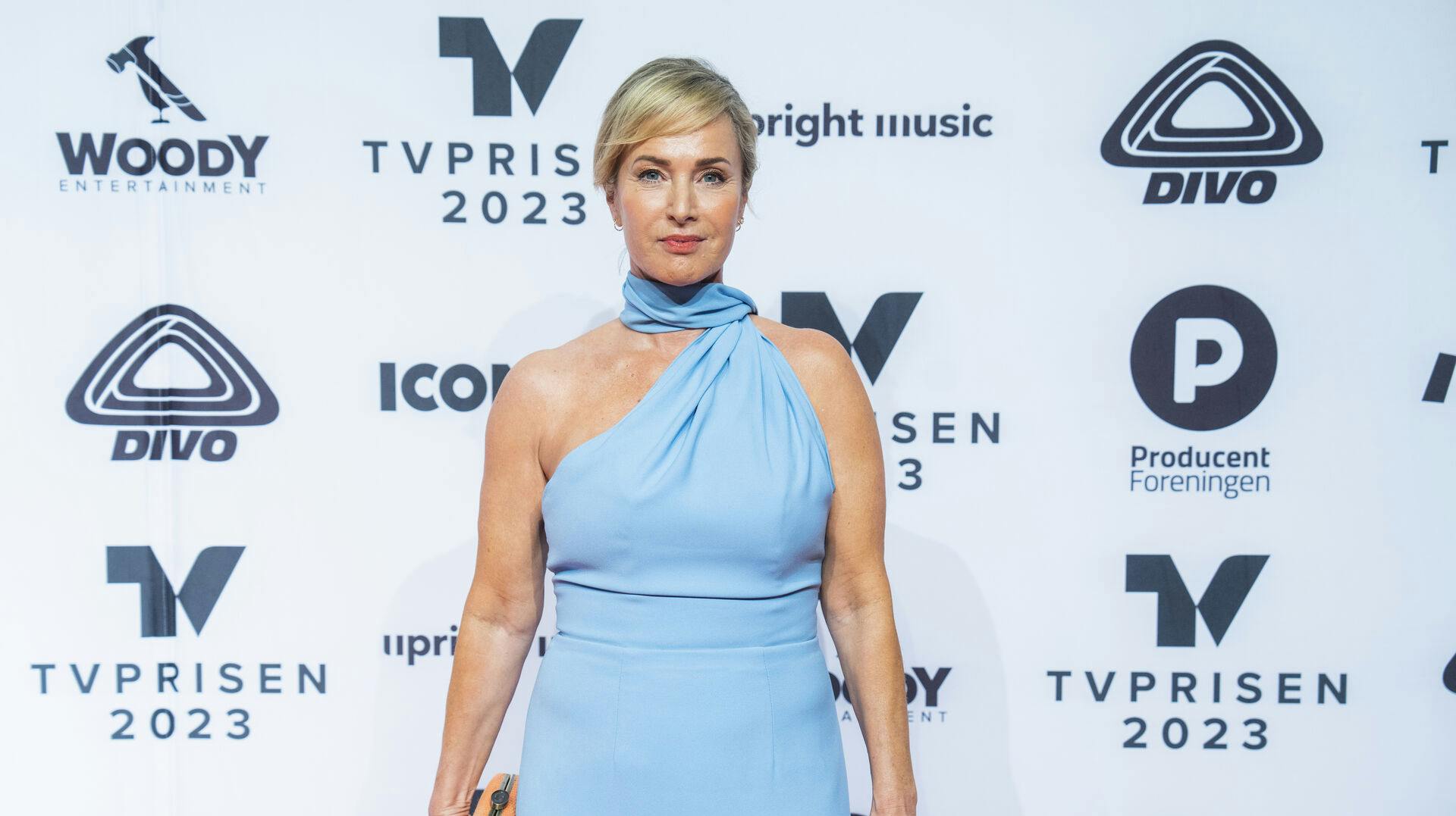 Natasja Crone trådte op i en yderst smuk dueblå kjole til TV-Prisen 2023.