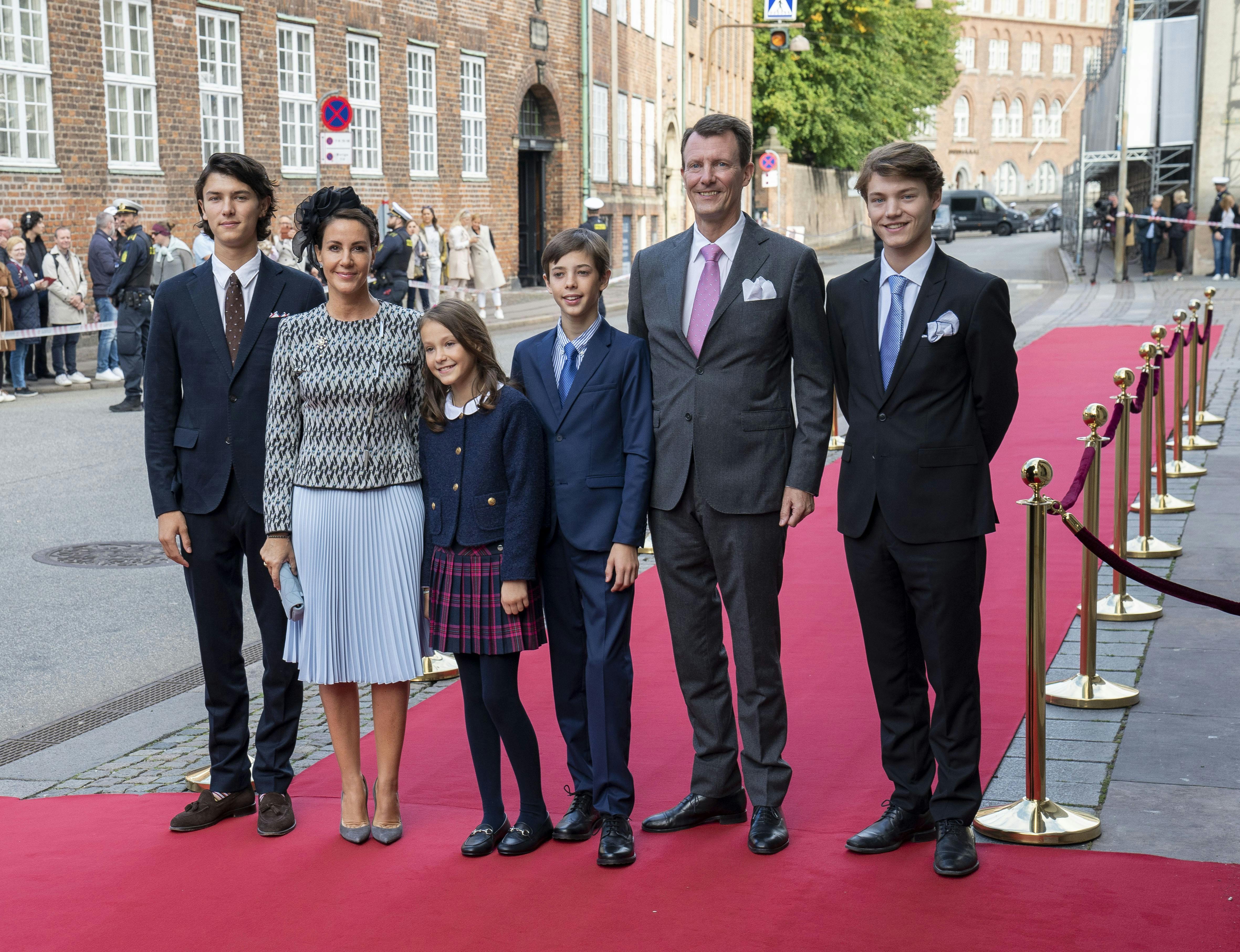 Grev Nikolai, prinsesse Marie, komtesse Athena, grev Henrik, prins Joachim og grev Felix