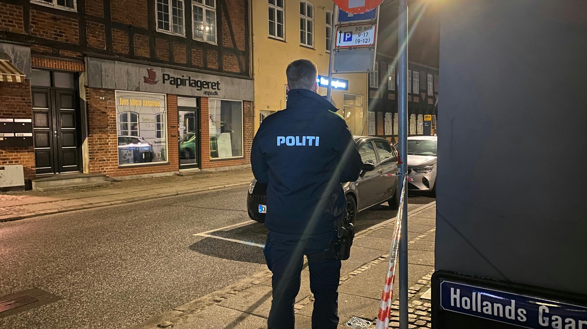 Politiet søger vidner efter et røveri med "en pistollignende genstand". 