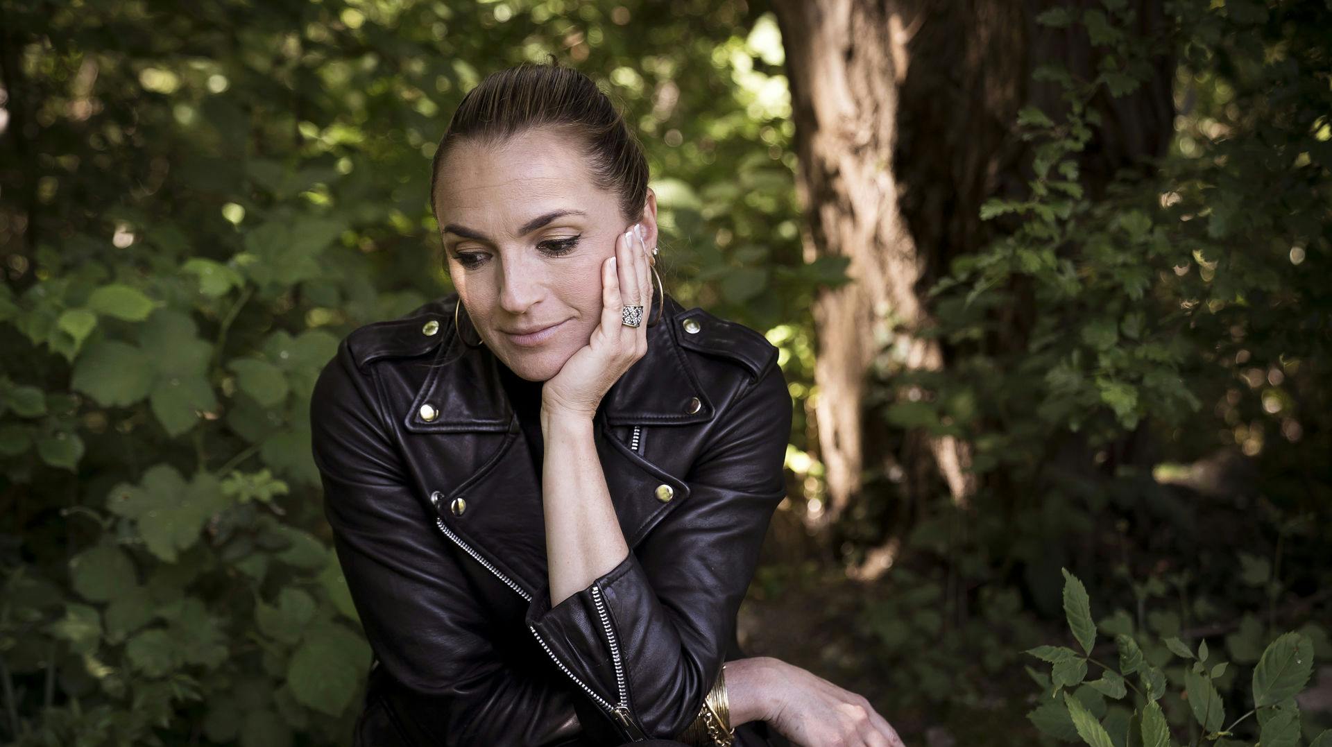 Julie Steincke blev slået og ydmyget af sin lærer i skolen. Episoderne fortæller hun nu åbent om.