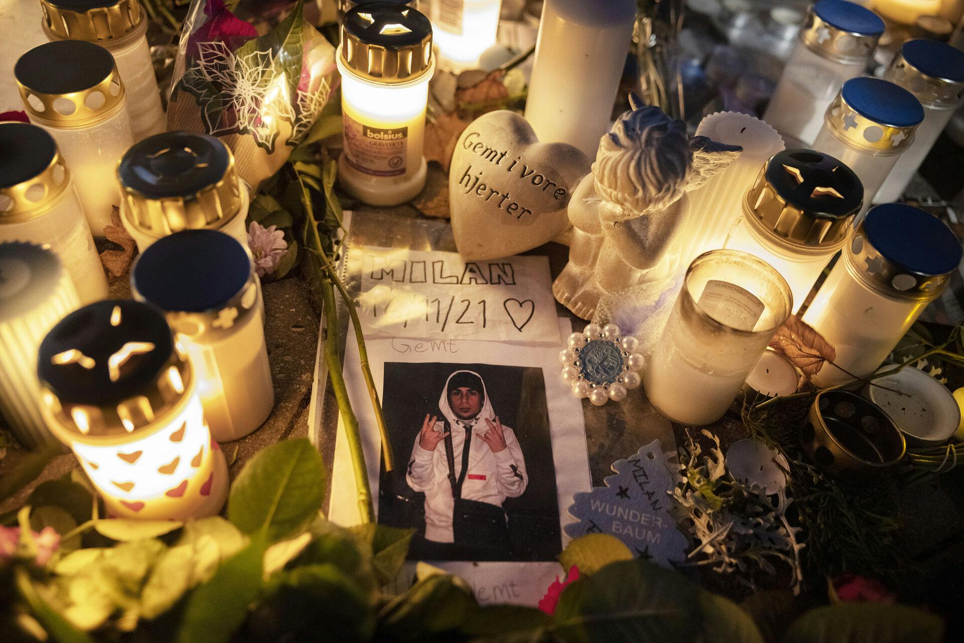 Blomster efterladt til ære for 19-årige Milan Rahim ved drabsstedet i Cederlunden i Taastrup. Politiet mener teenagerapperen blev slået ihjel under et knivslagsmål på en mørk september eftermiddag forrige år.