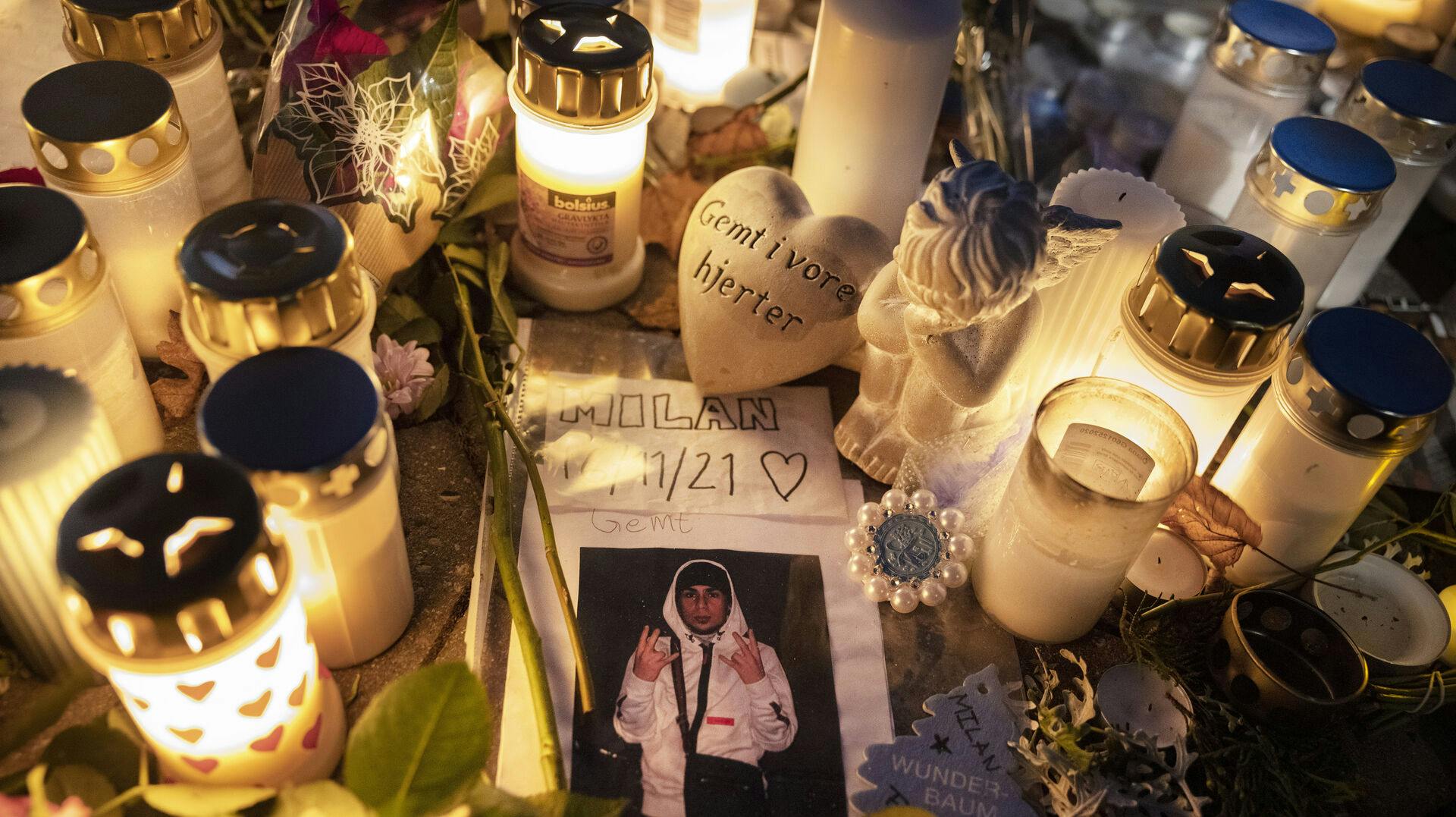 Blomster efterladt til ære for 19-årige Milan Rahim ved drabsstedet i Cederlunden i Taastrup. Politiet mener teenagerapperen blev slået ihjel under et knivslagsmål på en mørk september eftermiddag forrige år.