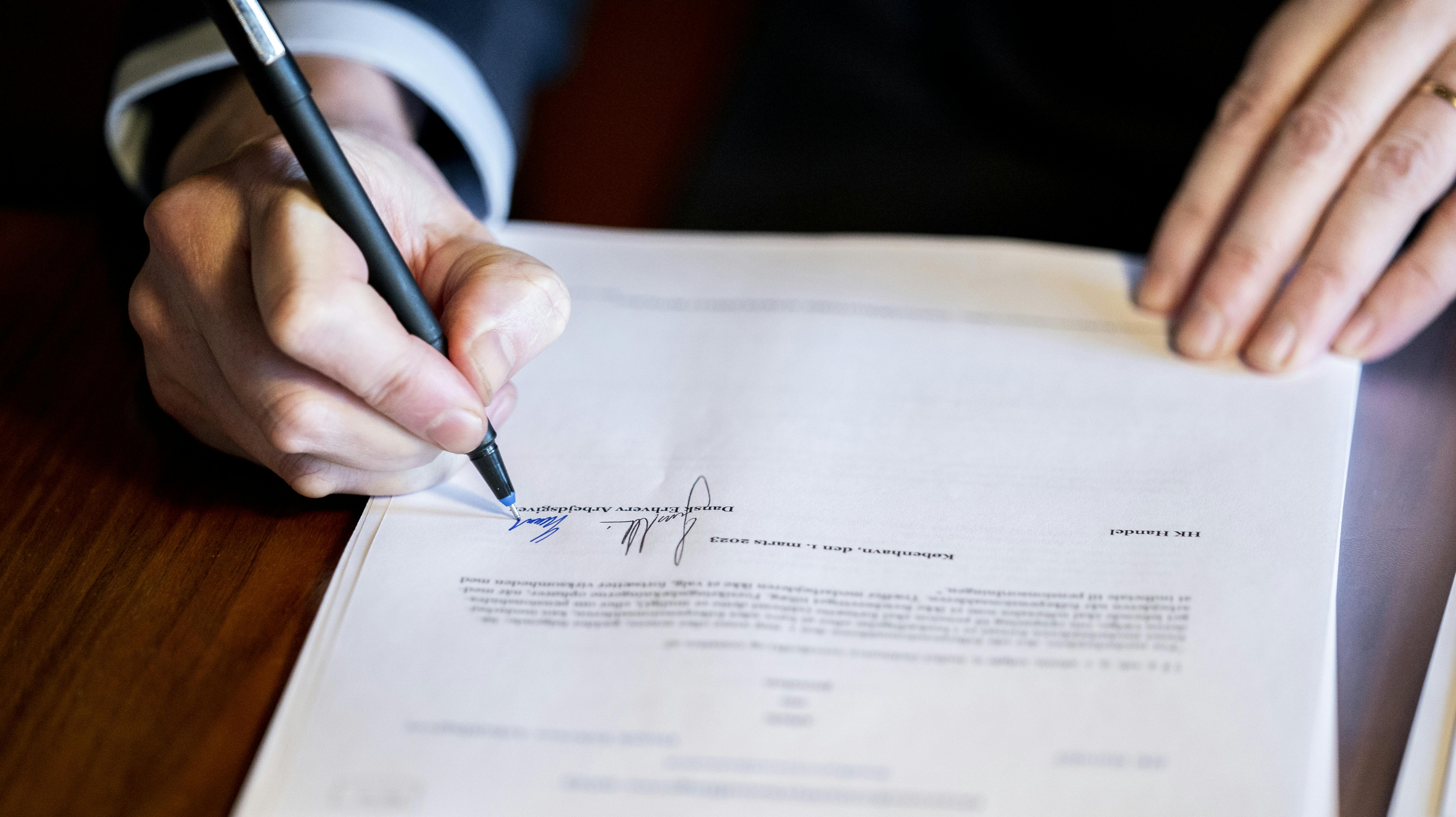 Viceadministrerende direktør i Dansk Erhverv, Laurits Rønn, underskriver den netop indgåede to-årige overenskomst mellem HK Handel og Dansk Erhverv i Dansk Erhverv i København.