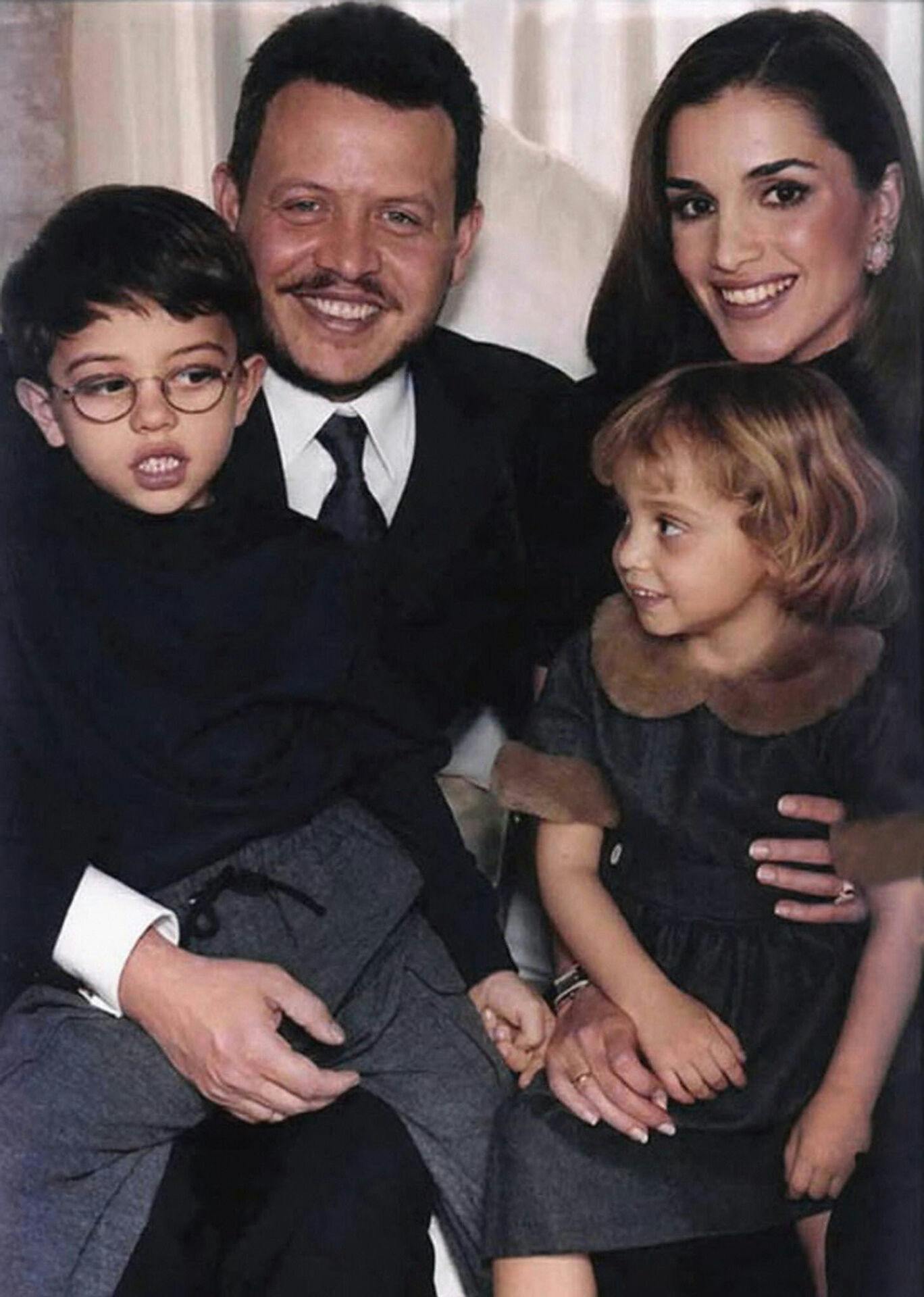 Kongefamilien fra Jordan i 2000. Kong Abdullah, dronning Rania, prins Hussein og prinsesse Iman. 