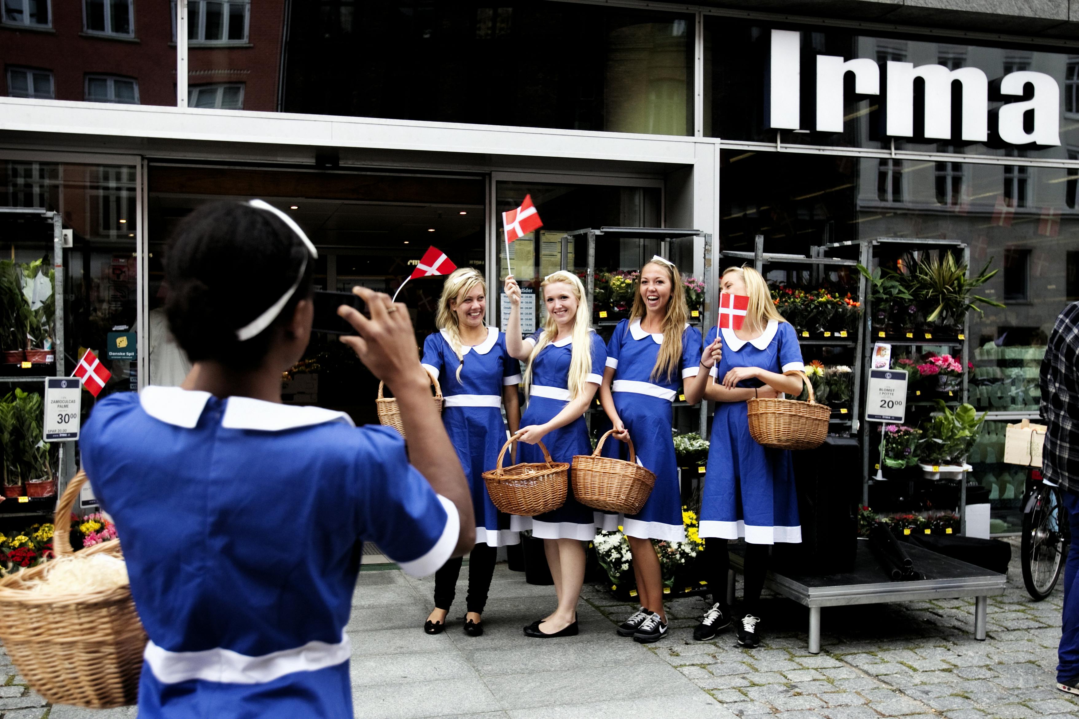 Irmapigen er kendetegnet ved den blå og hvide kjole og den lille fletkurv. 