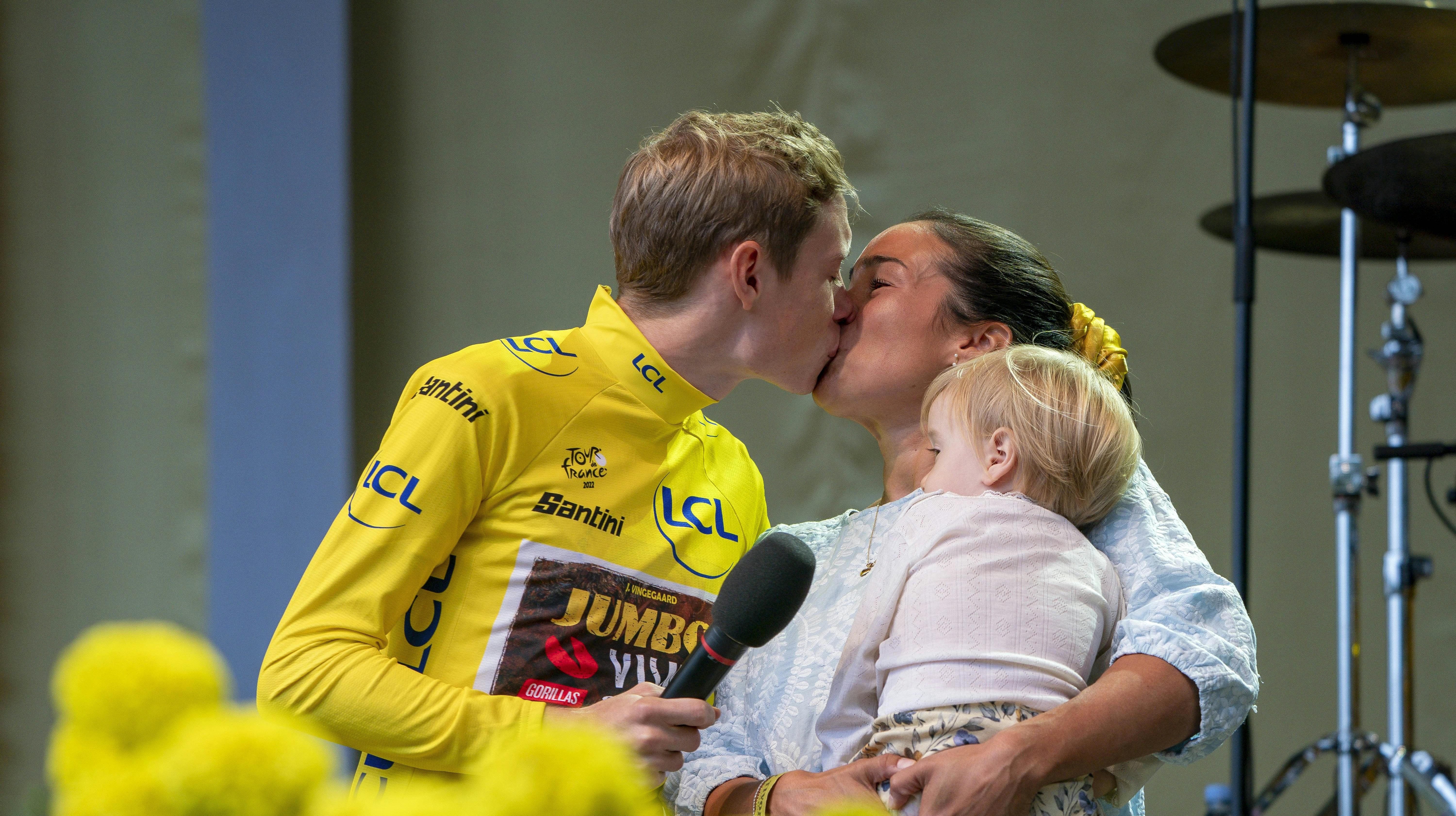 Jonas Vingegaard sammen med kæresten Trine Marie Hansen og datteren Frida. nbsp;