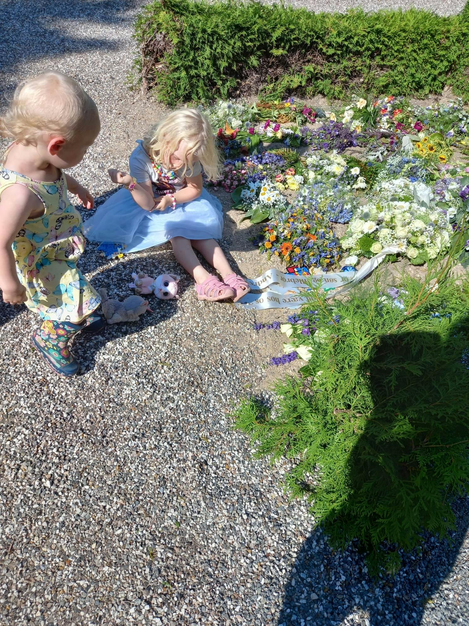 Pigerne besøger blomsterhavet efter Andreas' begravelse.&nbsp;
