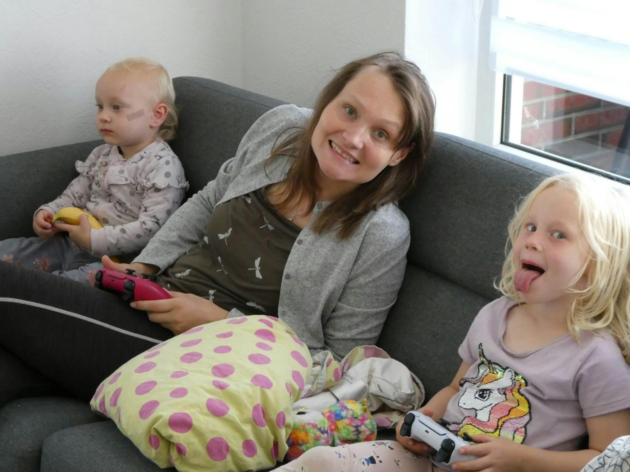 Selv om Dagmar er dødelig syg af kræft, er der bestemt også både tid og plads til spas og løjer. 