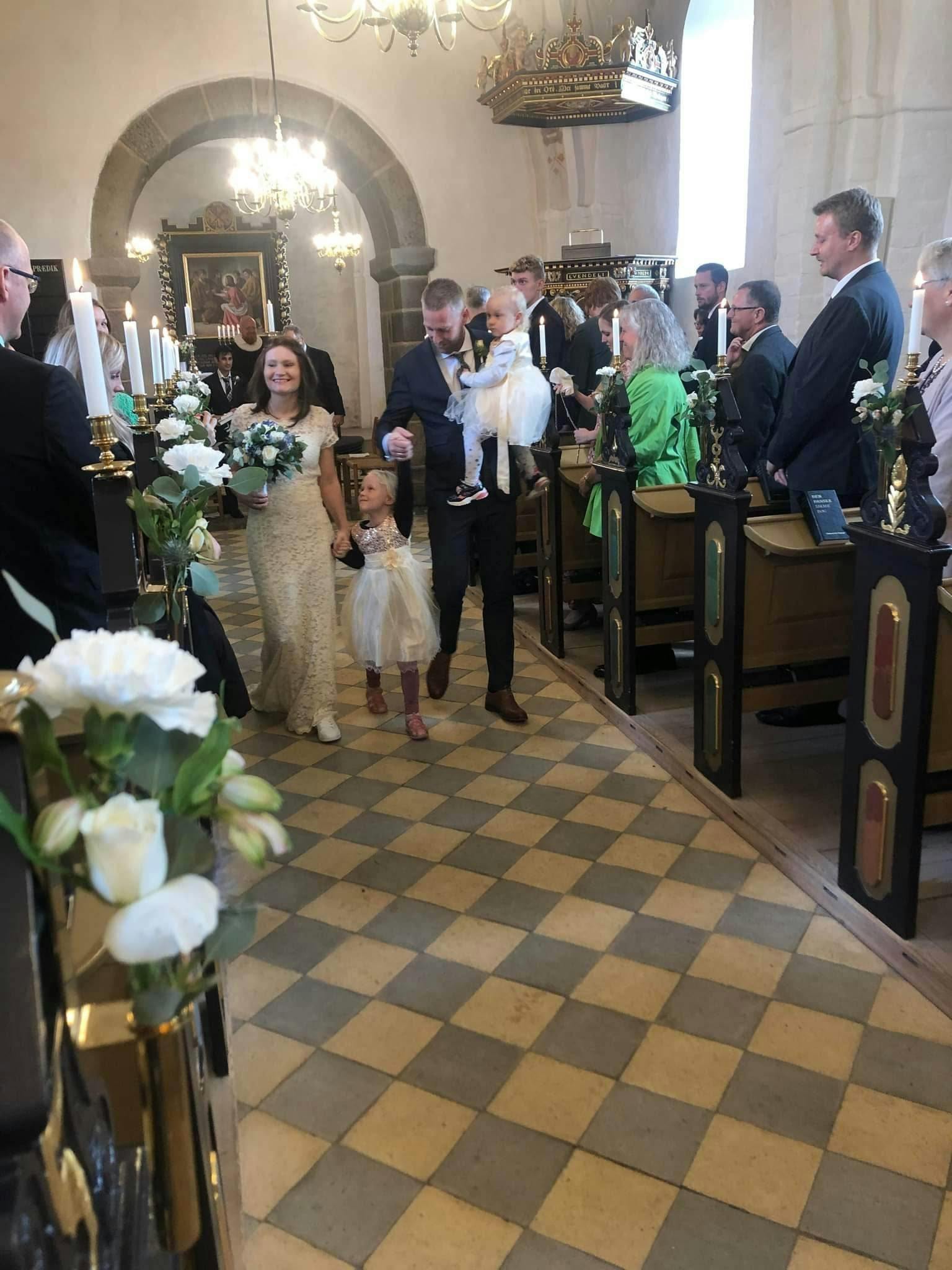 I oktober sidste år sagde Dagmar og Morten "ja" til hinanden ved et rørende bryllup. I sin tale opfordrede Dagmar alle gæsterne til at fejre livet og kærligheden.&nbsp;
