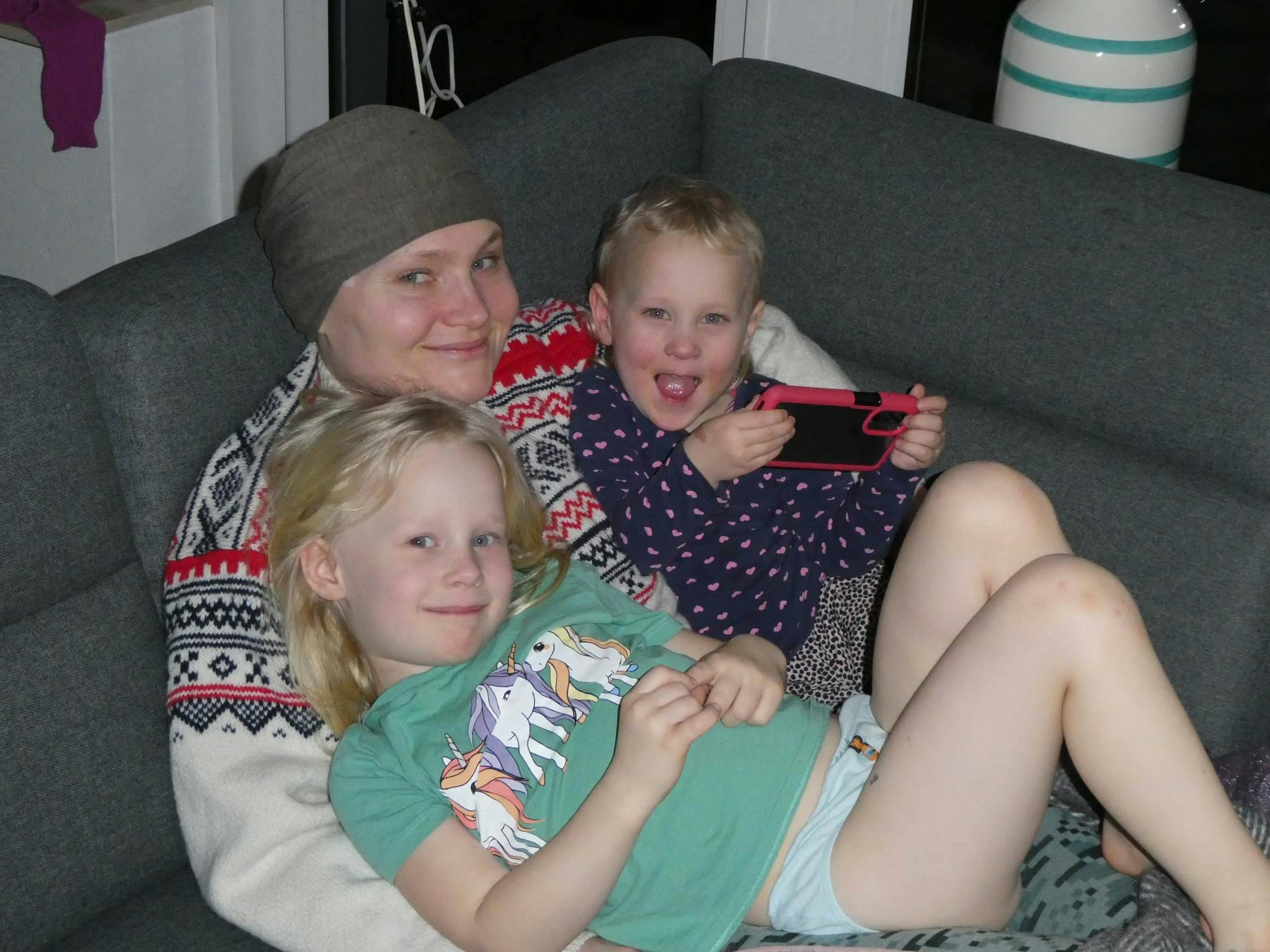 Dagmar sammen med sine to små piger.