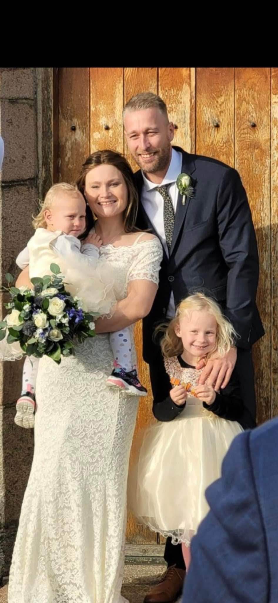 Dagmar, Morten og deres to piger på bryllupsdagen i oktober sidste år. 