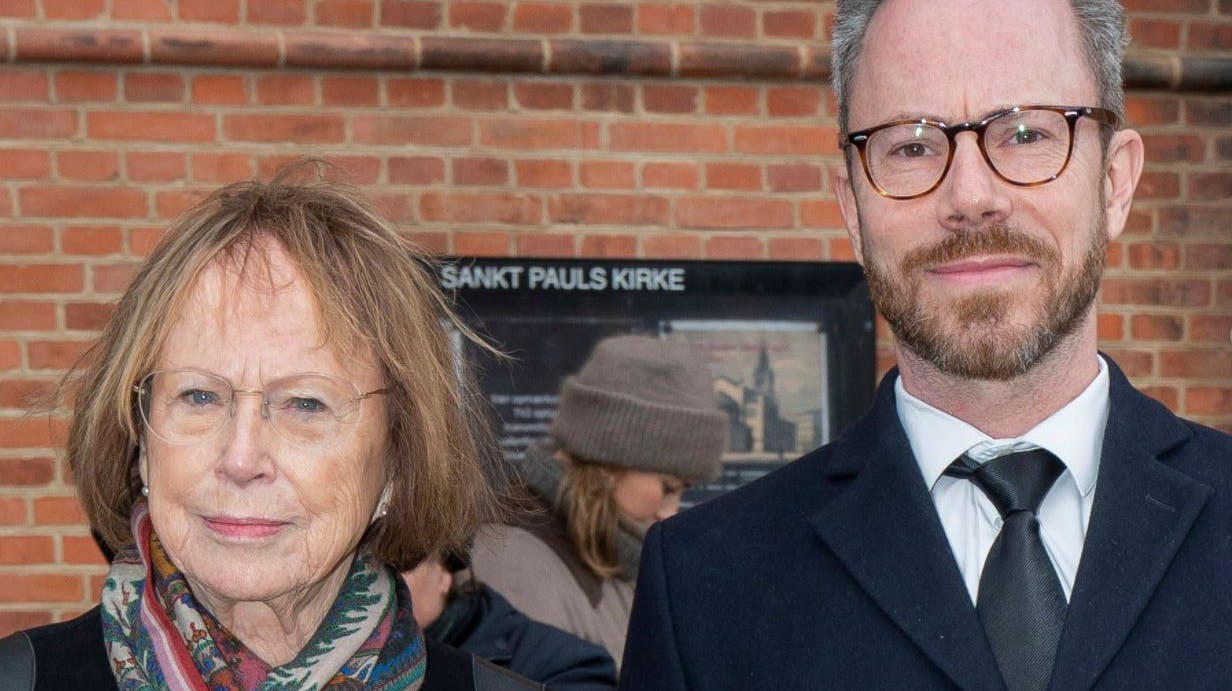 Alice Vestergaard - her med sønnen Jakob Ellemann-Jensen - overdrager nøglerne til rækkehuset 1. april.