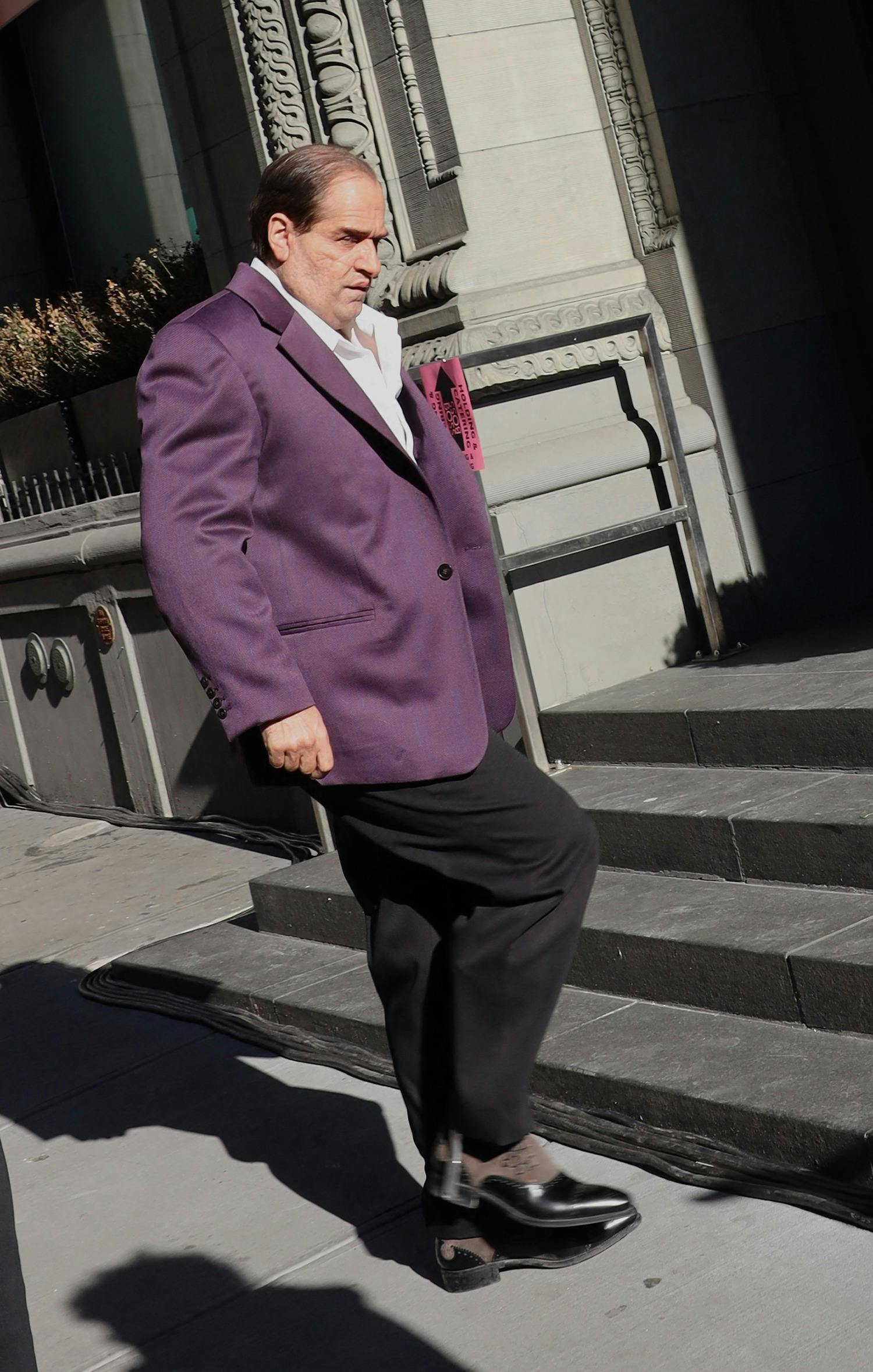 Colin Farrell er ikke til at kende, nu da han er tilbage i rollen om superskurken. Her ses han på spadseretur i New Yorks gader mandag morgen.&nbsp;
