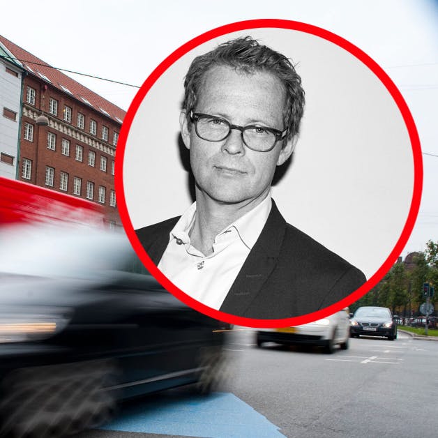 Kresten Schultz-Jørgensen kørte ifølge politiet sidste år tydeligt påvirkede og for stærkt rundt i trafikken. Nu risikerer han at miste sit kørekort i tre år og en kæmpe bøde.