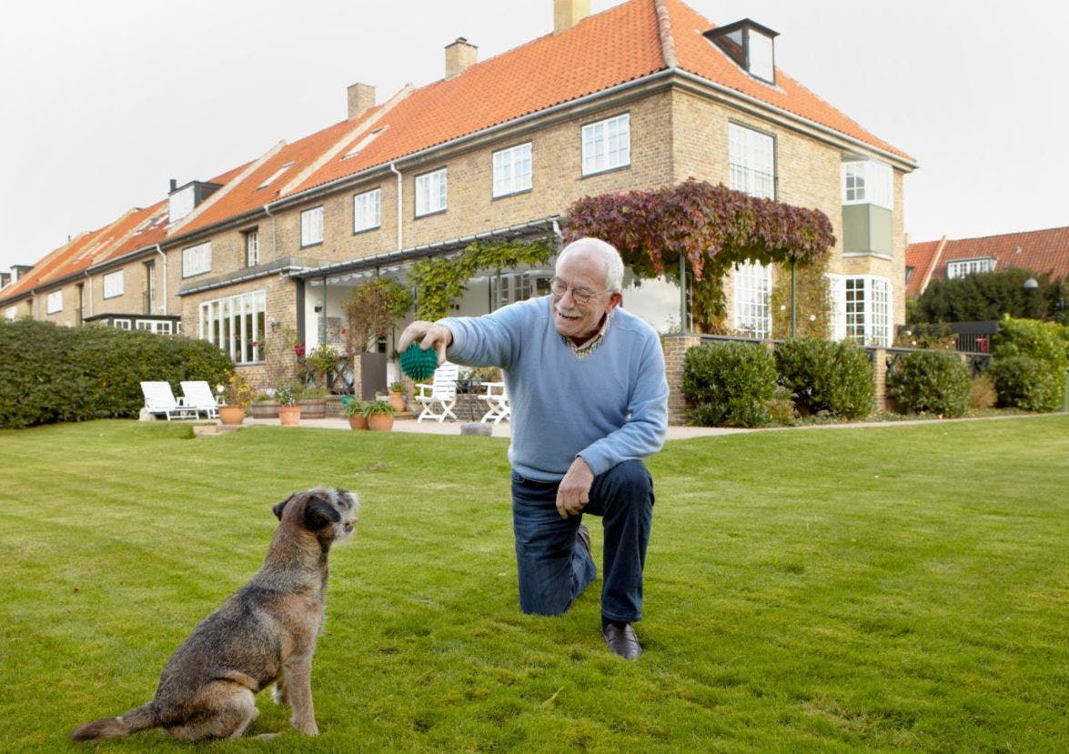 Uffe Ellemann ved rækkehuset, som nu er solgt for 68 mio. kr.