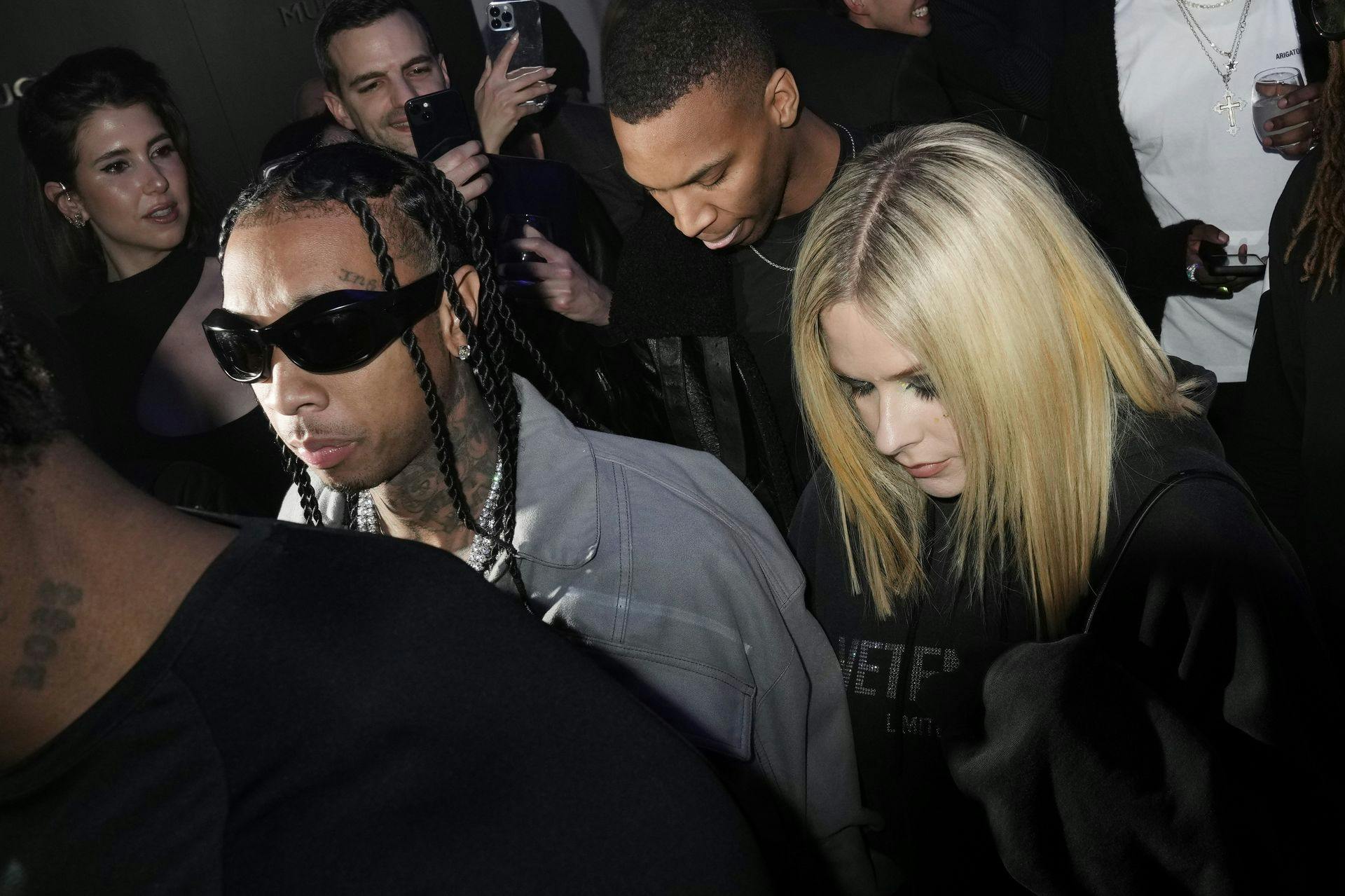 Tyga og Avril Lavigne kunne ikke holde fingrene fra hinanden til modeshow i Paris mandag.