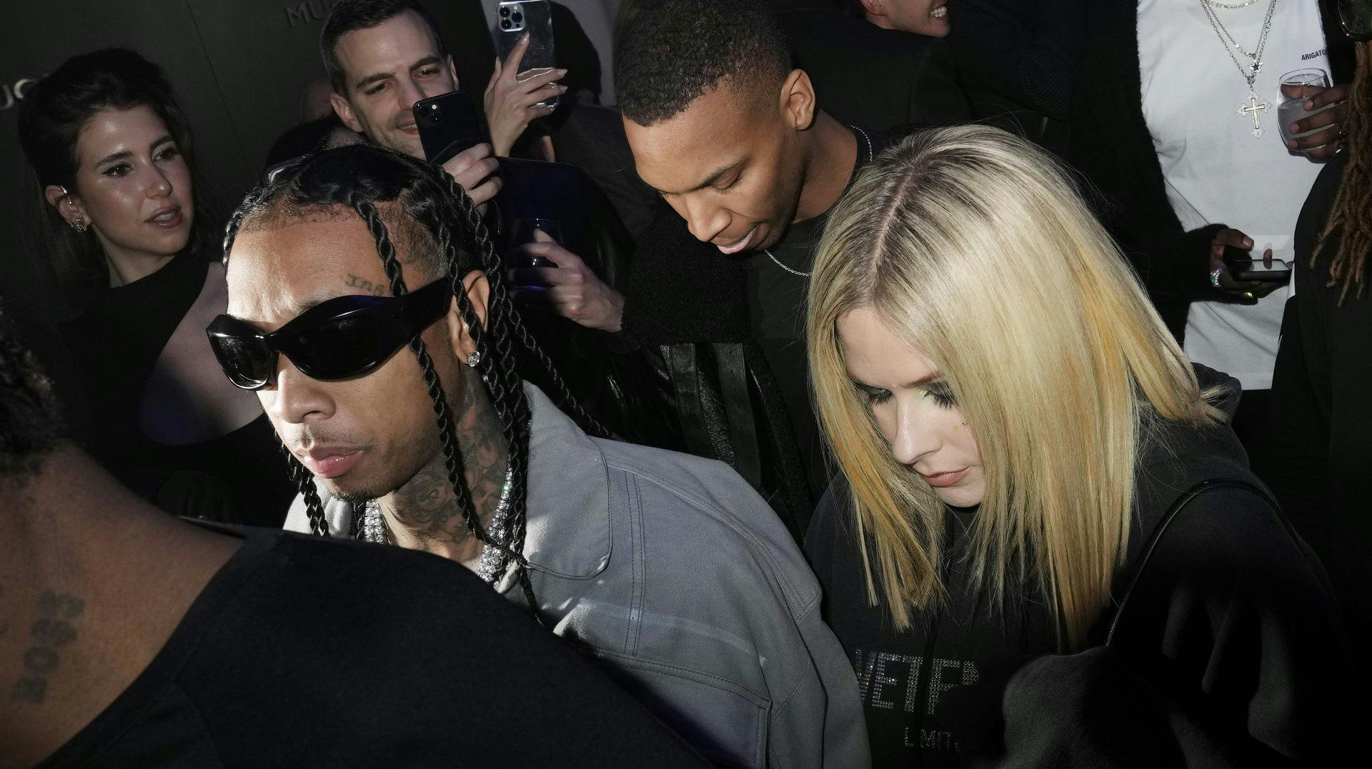 Tyga og Avril Lavigne kunne ikke holde fingrene fra hinanden til modeshow i Paris mandag.
