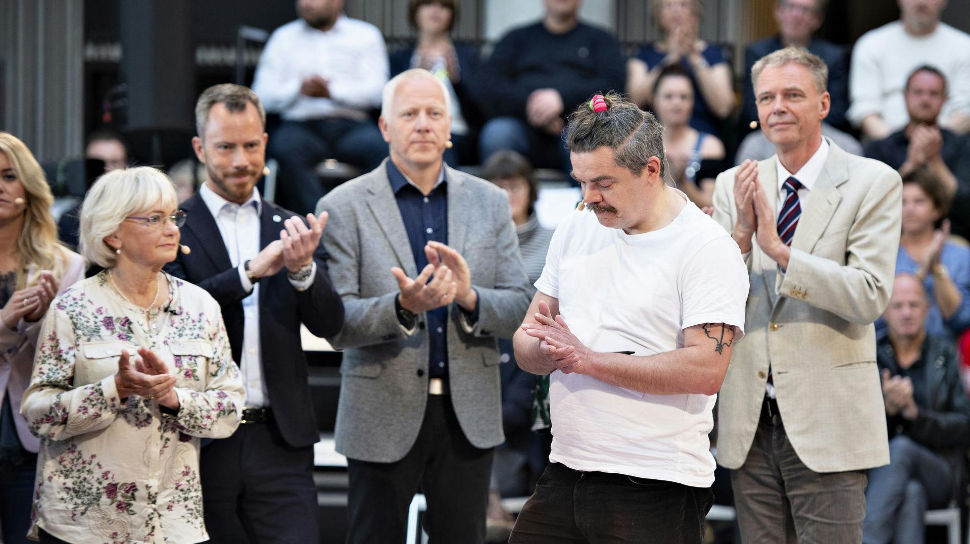 Den danske kunstner Uwe Max Jensen har tidligere prøvet at slå et søm igennem sin penis. 