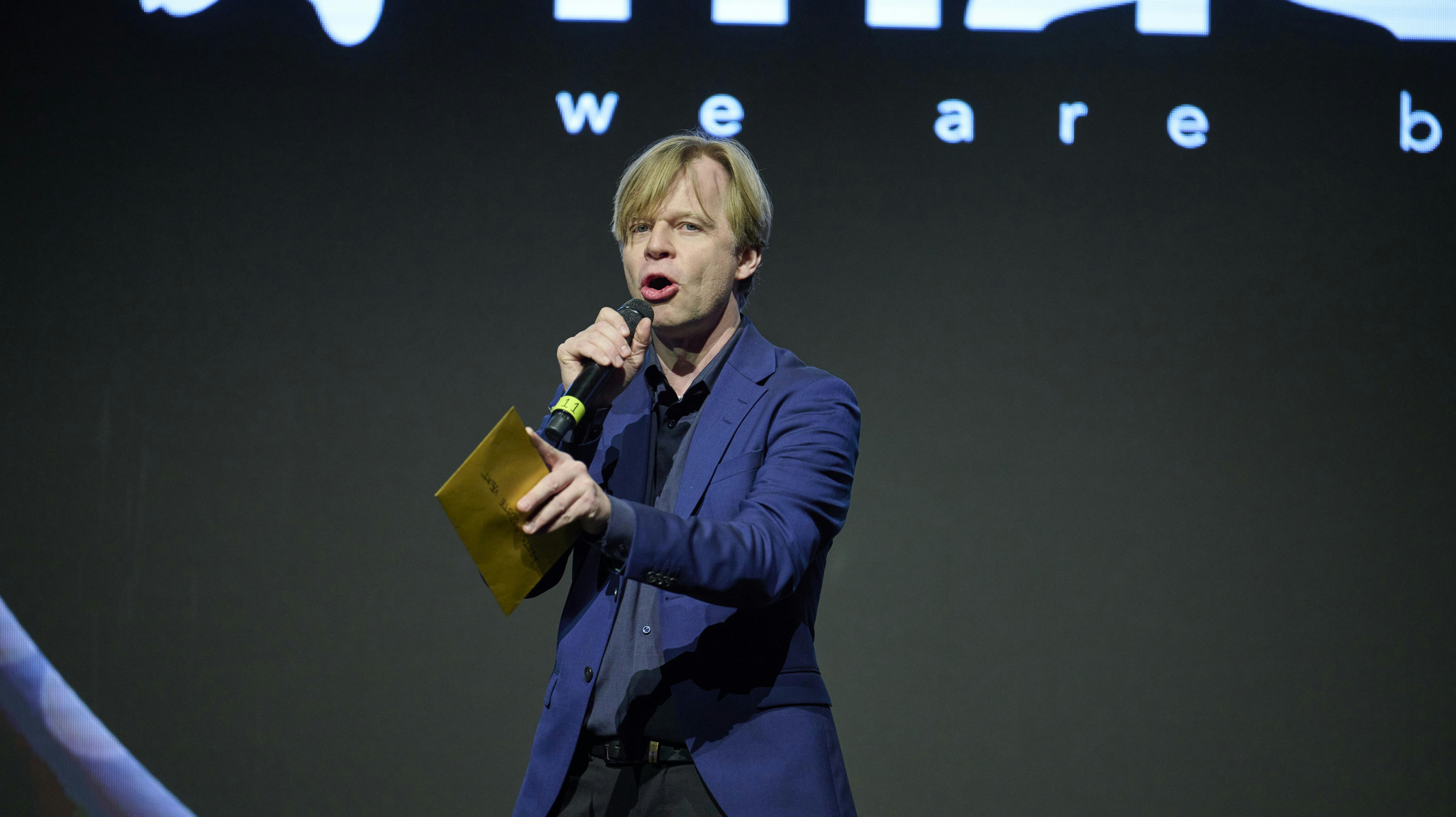 Clement har på det seneste rykket lidt ved fordommene ved også at deltage i lidt mere festlige formater, end dem vi er vant til at se ham i. For eksempel var han her uddeler af en pris ved årets Reality Awards. 