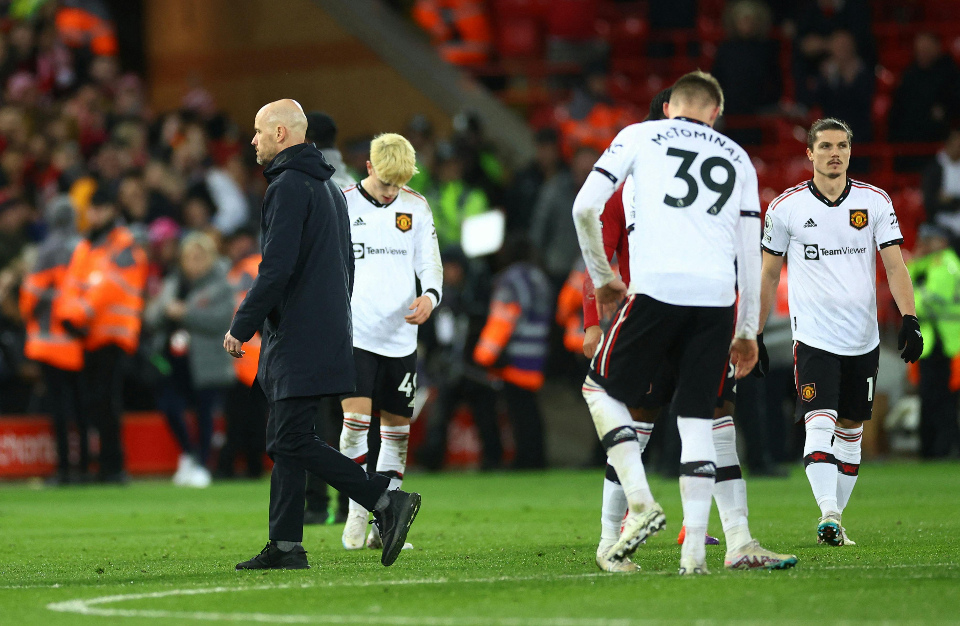 De slukørede Manchester United-spillere fik lov til at høre Liverpool-spillernes jubel fra omkldningsrummet som straf for det ydmygende nederlag på 7-0.
