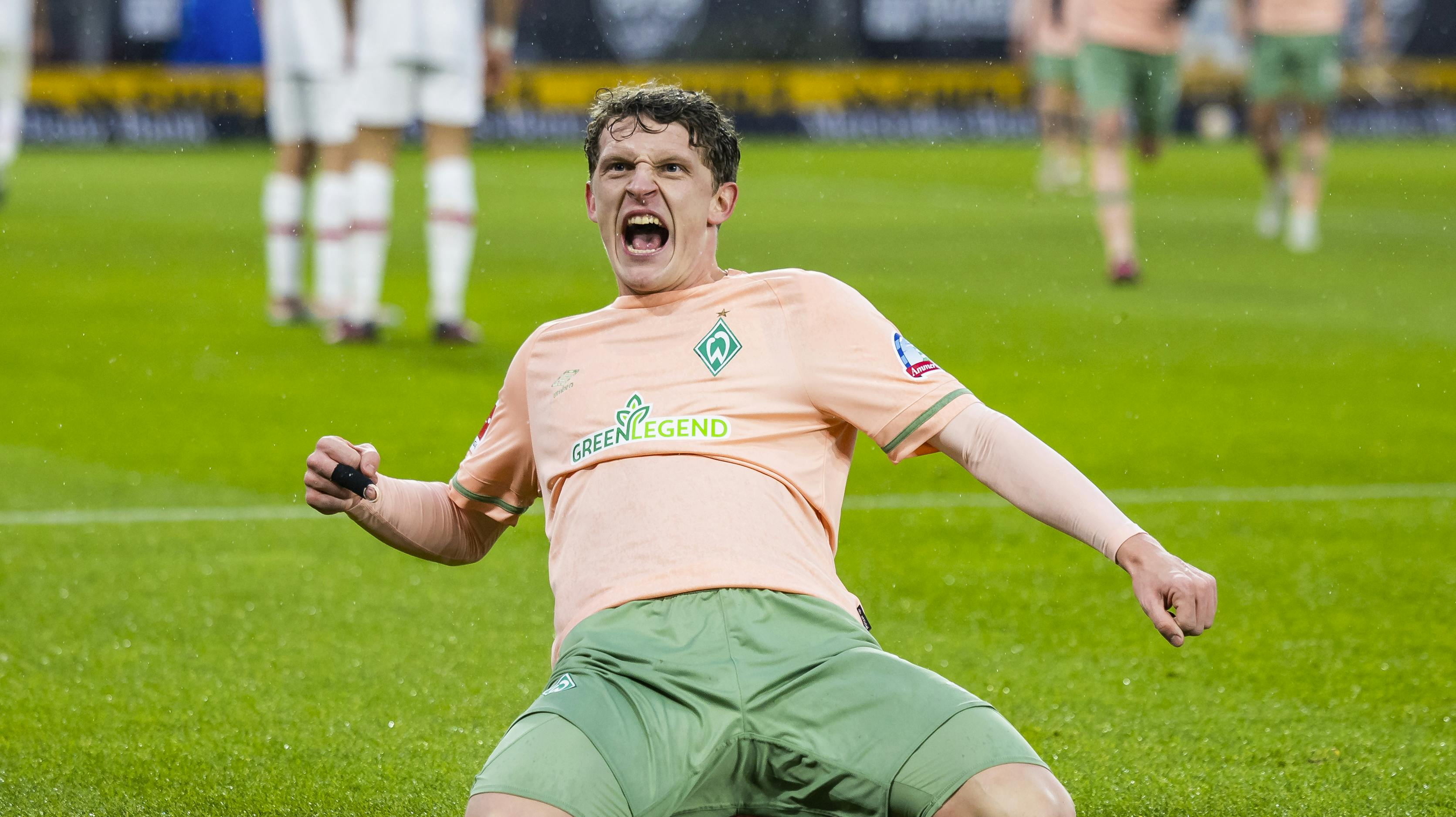 Jens Stage jubler over en scoring, men der er ikke så meget at juble over for ham og Werder Bremen for tiden. Bødekassen er blevet stjålet, og der mangler nu 150.000 kroner til afslutningsfesten.