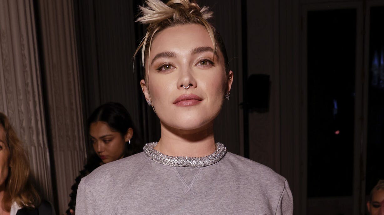 Florence Pugh havde g-streng og gennemsigtig nederdel på til modeshow.