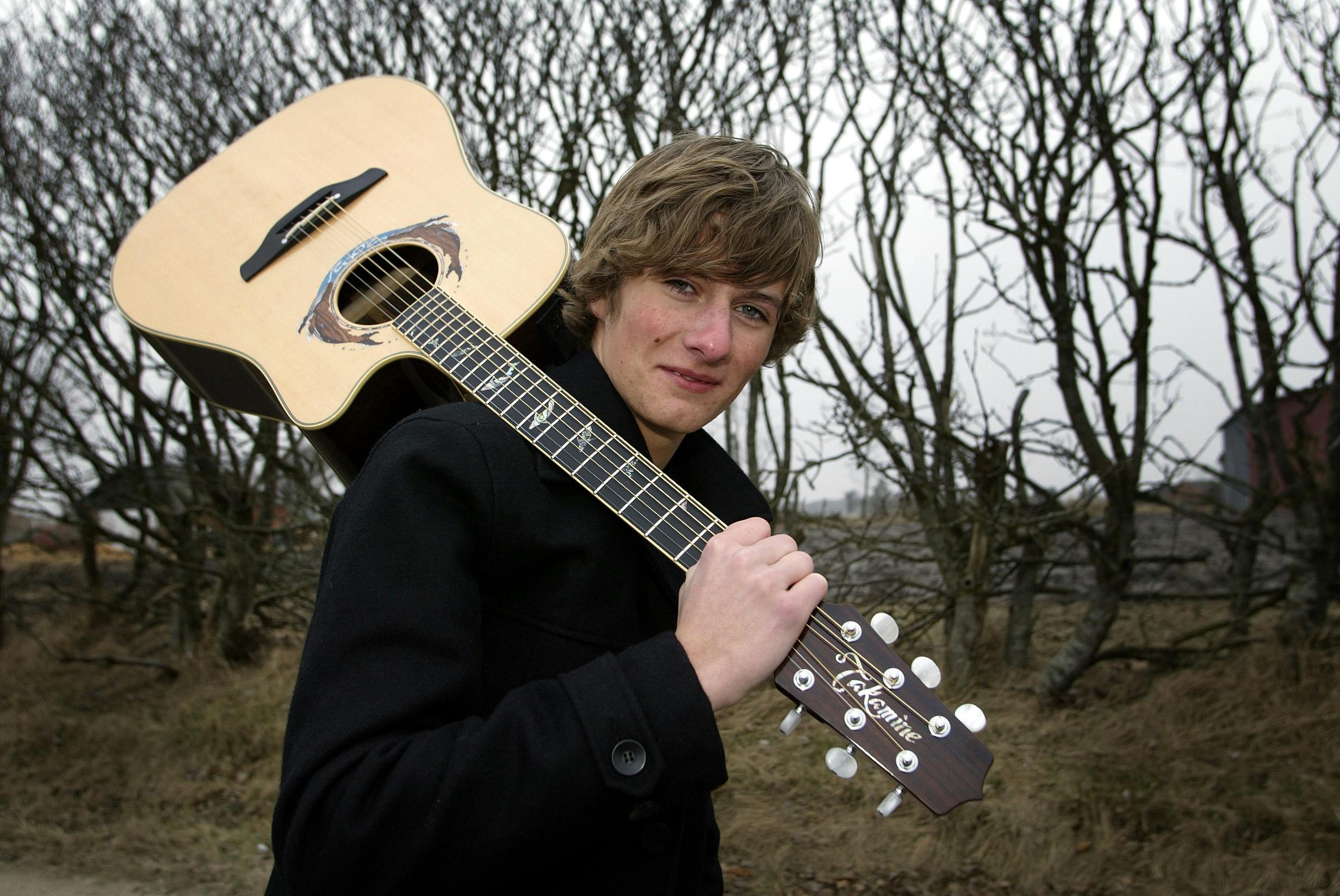 Morten Fillipsen blev kendt som 16-årig, da han sang sin kendte sang "Du er ikke som de andre pi'r".&nbsp;
