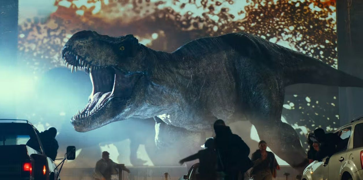 En stor Tyrannosaurus Rex skaber panik i "Jurassic World: Dominion".
