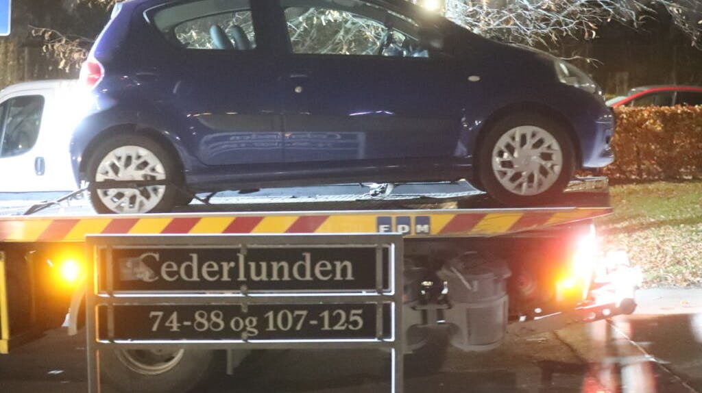 Den 22-årige mand, som er tiltalt for drabsforsøg, forsøgte at stikke af fra sine overfaldsmænd i denne blå Toyota Aygo.