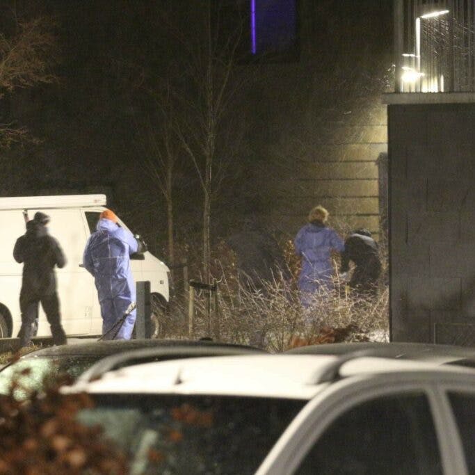 Politiets teknikere arbejdede på gerningsstedet det meste af natten til tirsdag.