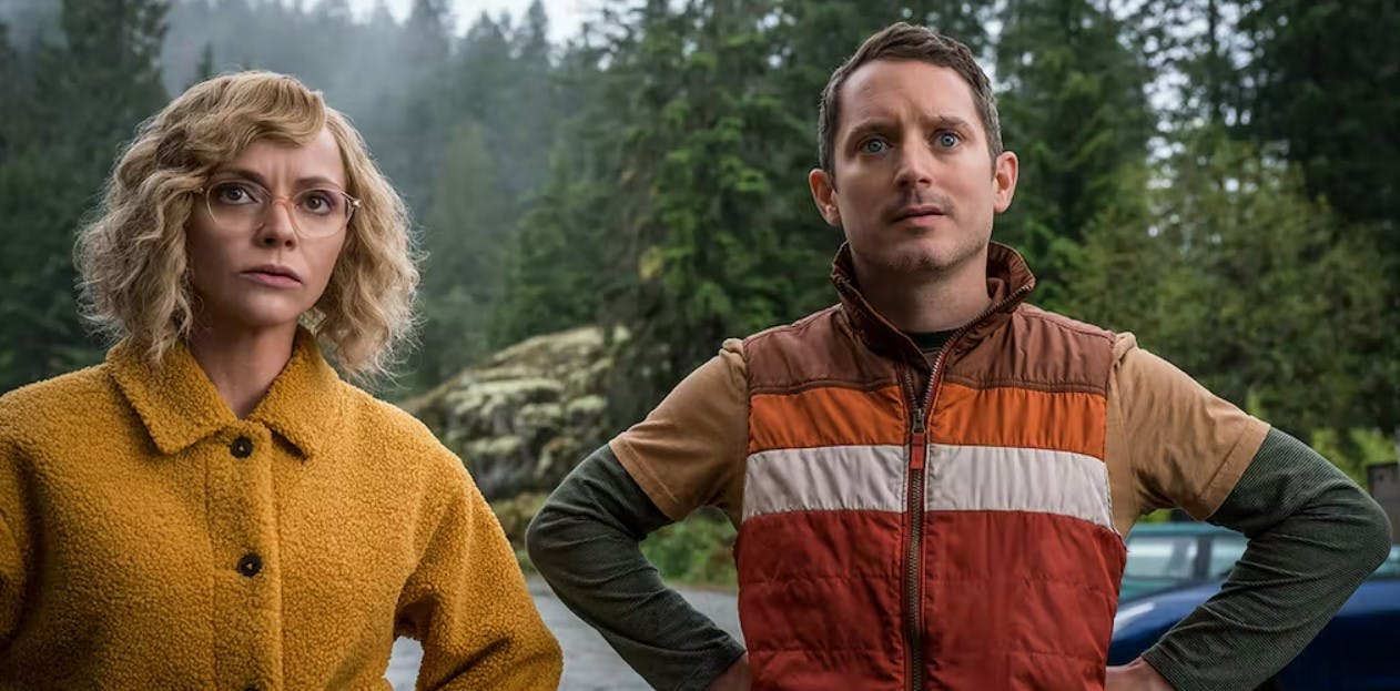 Christina Ricci som Misty og Elijah Wood som Walter i "Yellowjackets" sæson 2.