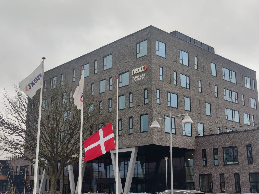 Vestskovens Gymnasium i Albertslund flager tirsdag på halvt. To af deres elever blev mandag aften stukket med kniv, hvor den ene afgik ved døden. 