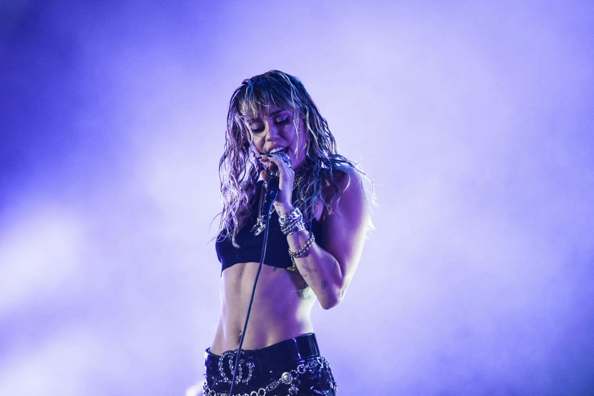 Miley Cyrus har i seks uger ligget nummer et på hitlisten med sit nummer "Flowers".