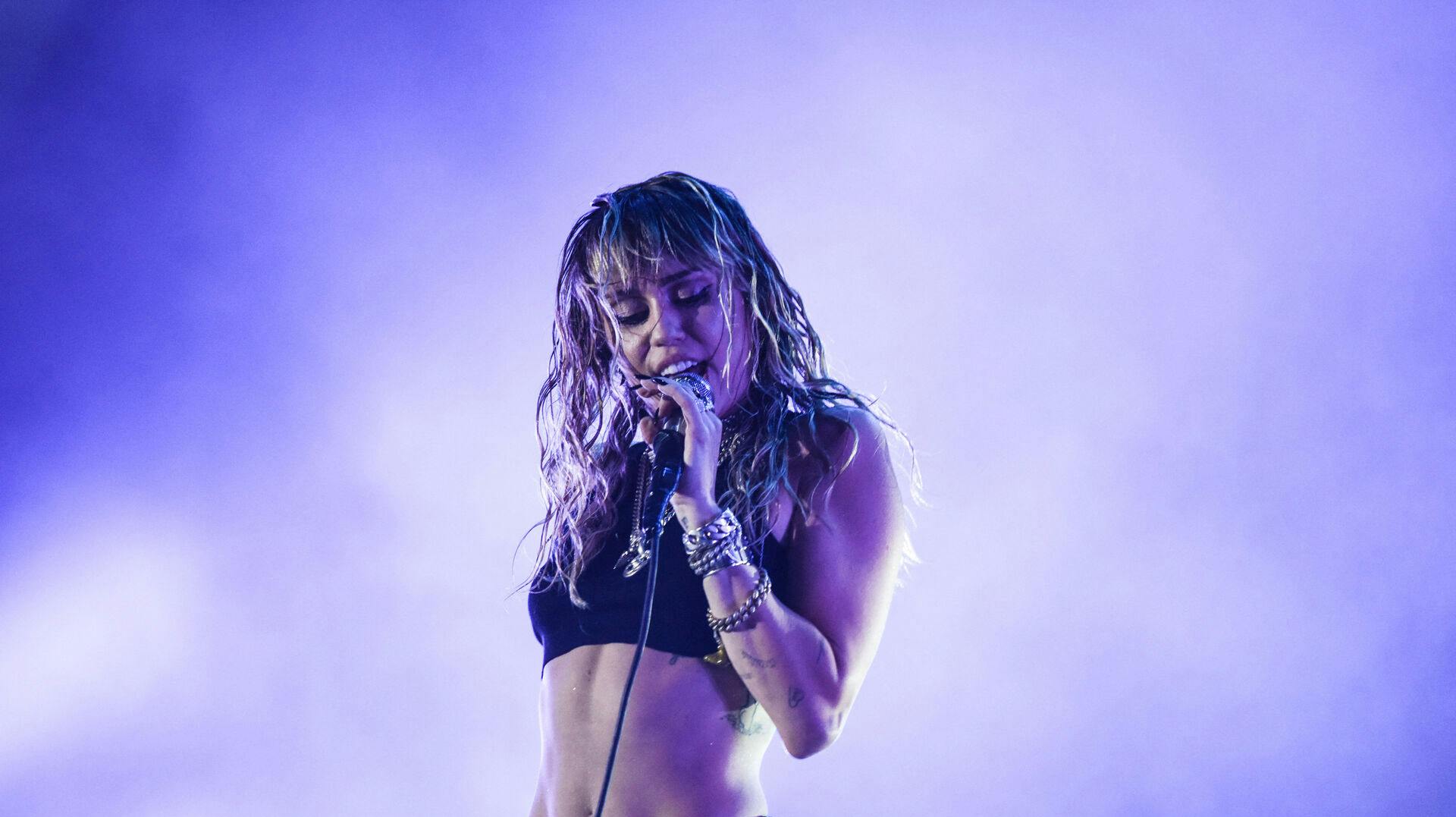 Miley Cyrus har i seks uger ligget nummer et på hitlisten med sit nummer "Flowers".