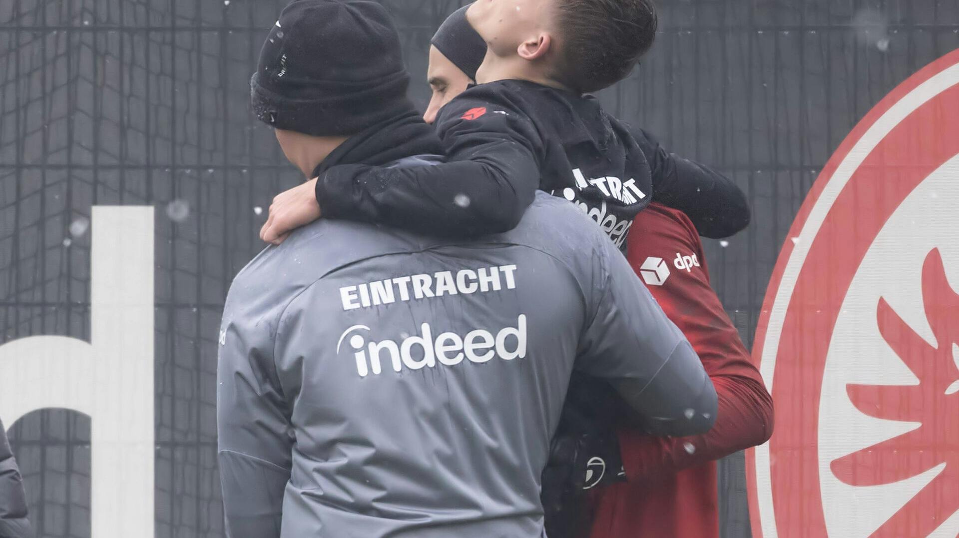 Danske Jesper Lindstrøm røg i græsset til træning, efter en hård tackling med sin klubkammerat Hrvoje Smolcic.