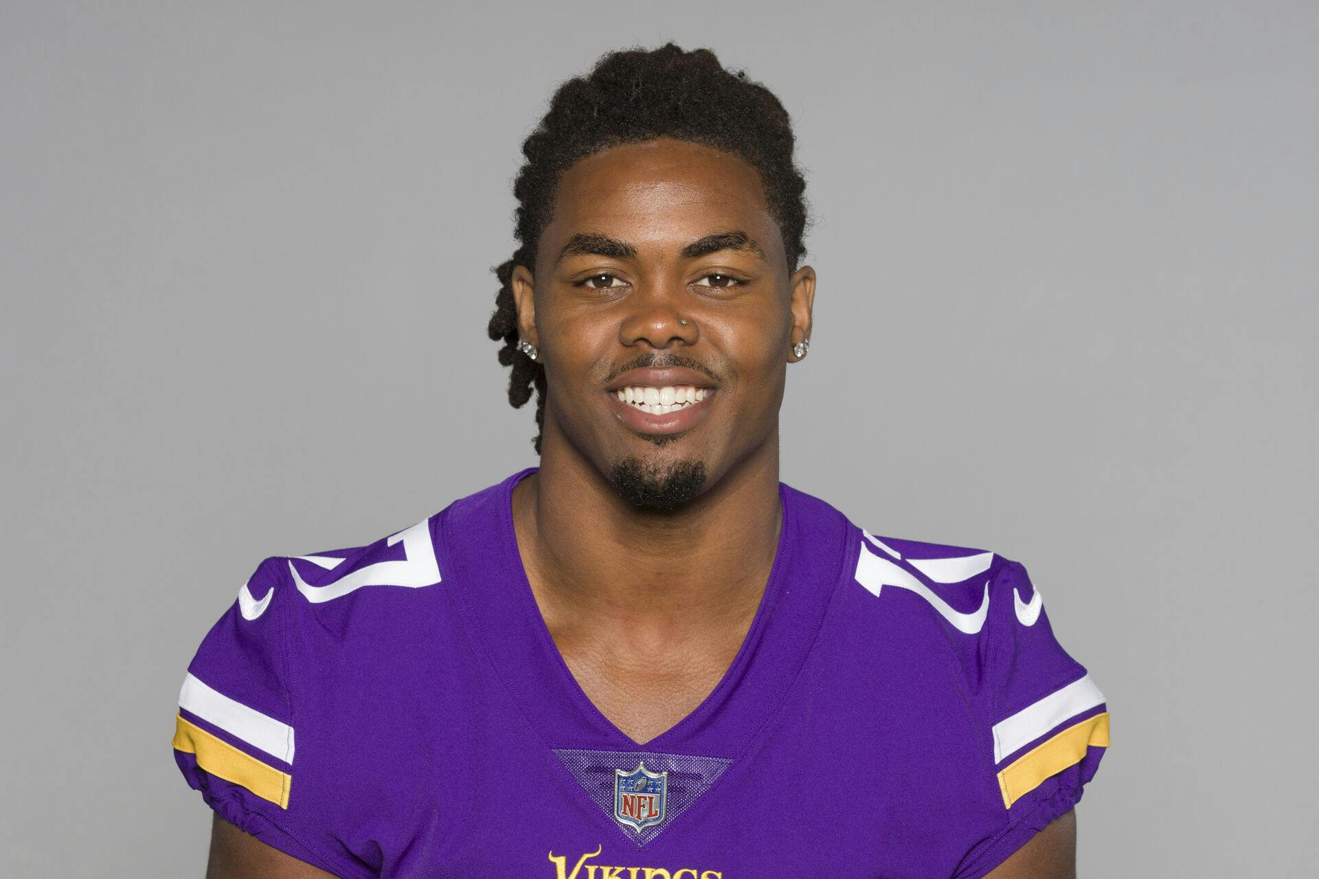 Minnesota Vikings-stjernen KJ Osborn endte med at redde en mands liv sammen med tre andre, da de hev ham ud af en brændende bil efter manden var kørt galt.