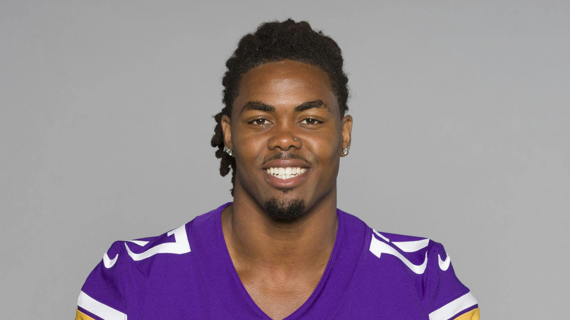 Minnesota Vikings-stjernen KJ Osborn endte med at redde en mands liv sammen med tre andre, da de hev ham ud af en brændende bil efter manden var kørt galt.