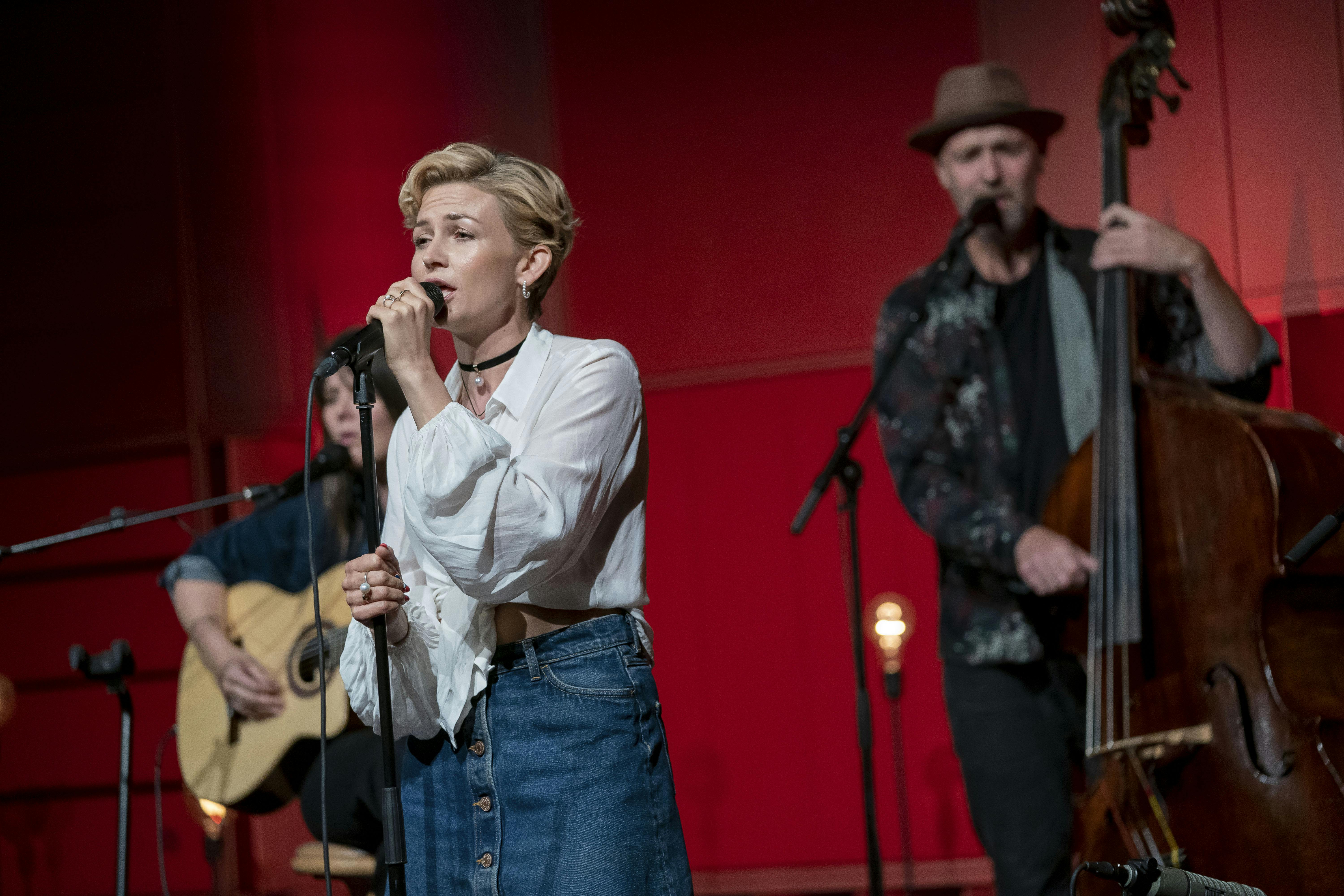 Når Stine Bramsen drager ud på "The Acoustic Tour" er det med et band udelukkende bestående kvindelig medlemmer.