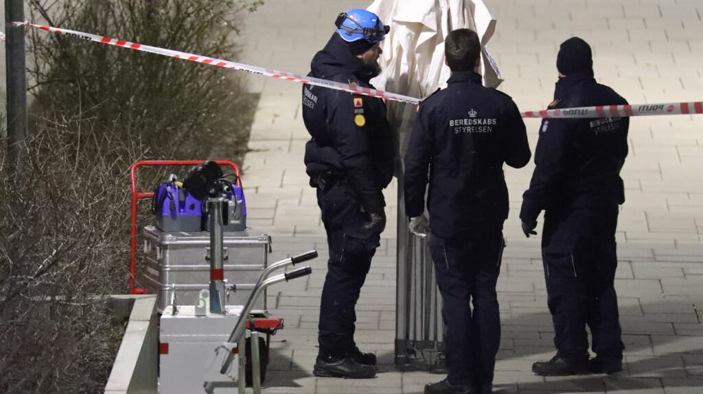 Politiets teknikere på gerningsstedet efter de fatale knivstik mandag aften.