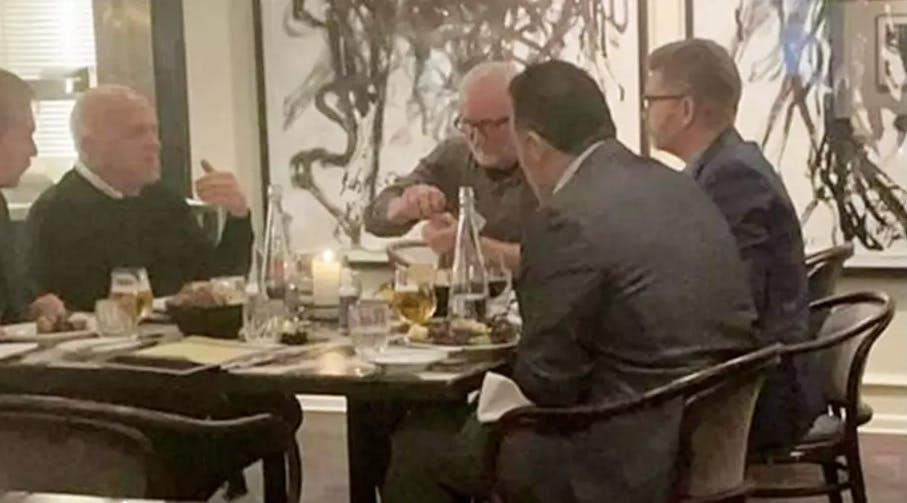 Peter Aalbæk Jensens famøse frokostklub har nu fået et navn. Dansk Krænker Societet. Med i klubben er Naser Khader, Frank Jensen, Jes Dorph og Jeppe Brixvold.