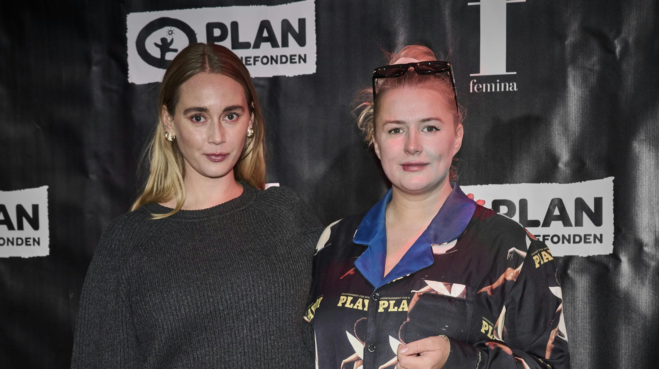 Ida-Sophia Petersen (tv) ses her med sin veninde og kollega Maria Jencel (th), som sammen har podcasten "112 for venskaber". Podcasten tager udgangspunkt i kvindernes venskab, og derfor er det heller ikke underligt, at den ene bakker den anden op på Kvin
